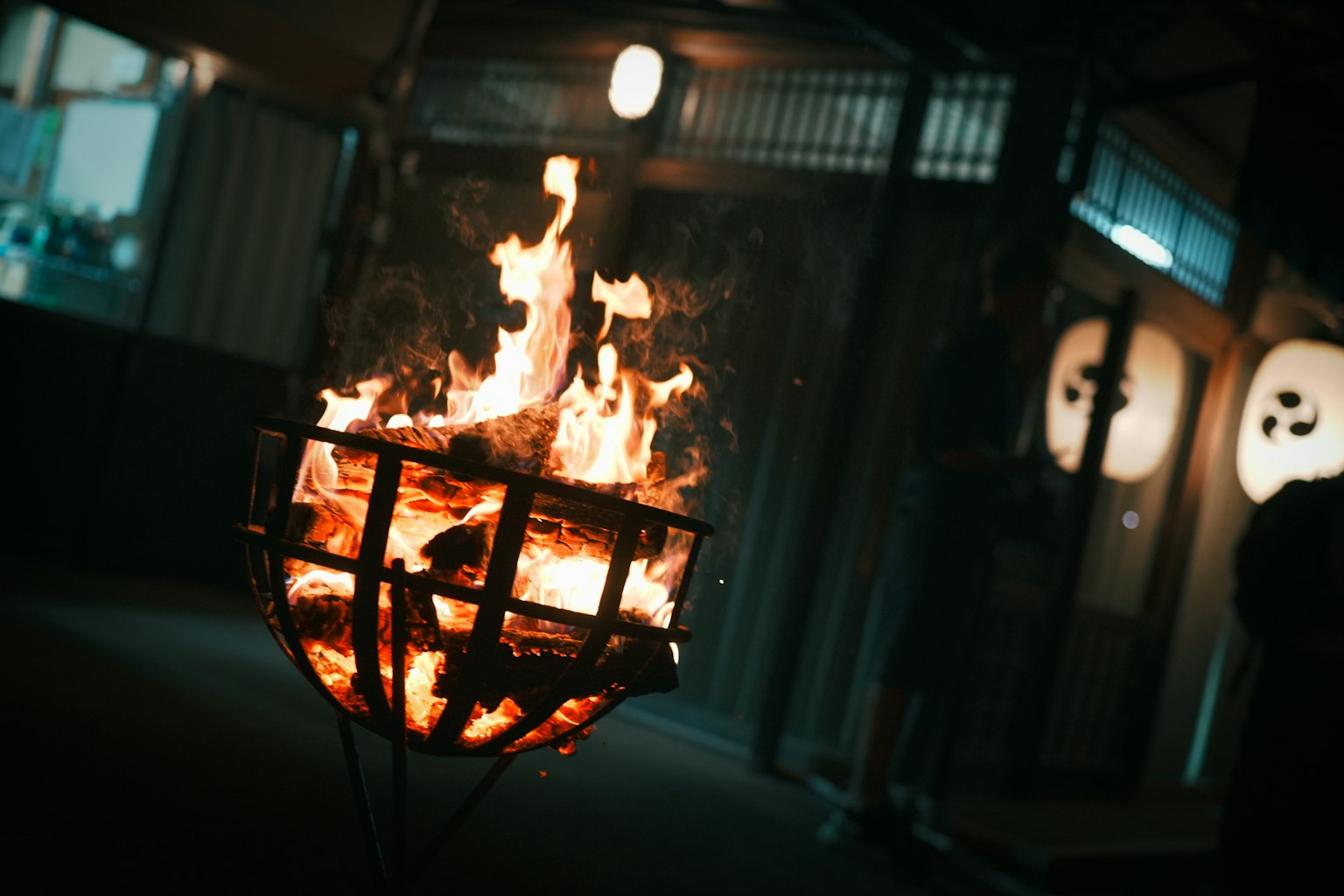 Flammen tanzen in einem Korb mit traditionellem japanischen Hintergrund