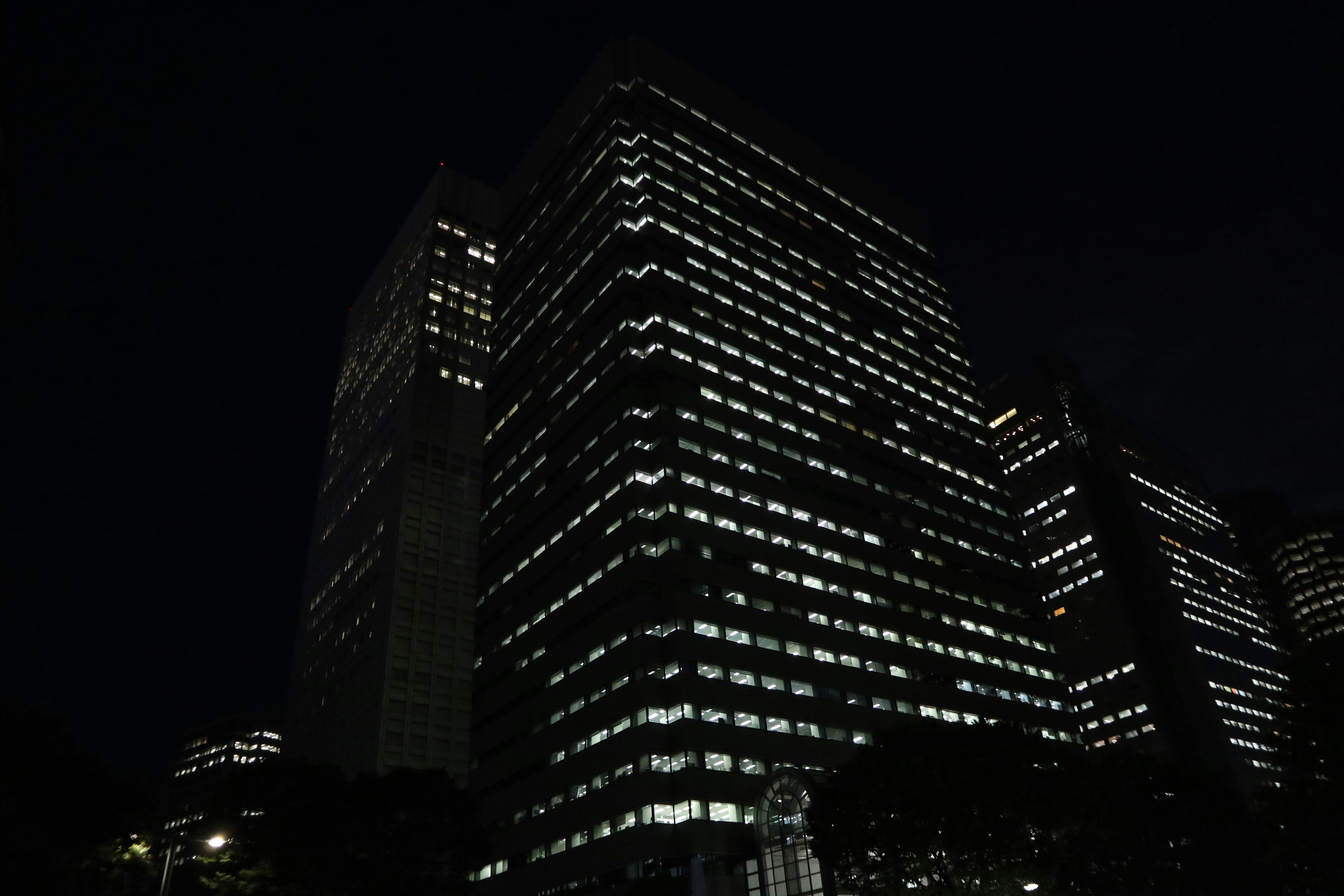 夜の高層ビル群のライトアップ