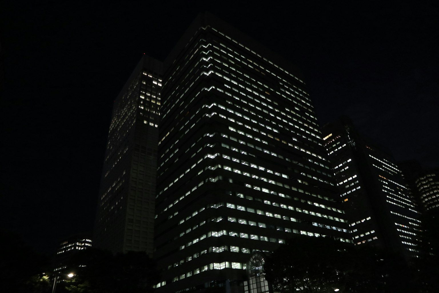 Tòa nhà chọc trời được chiếu sáng vào ban đêm với cửa sổ phát sáng