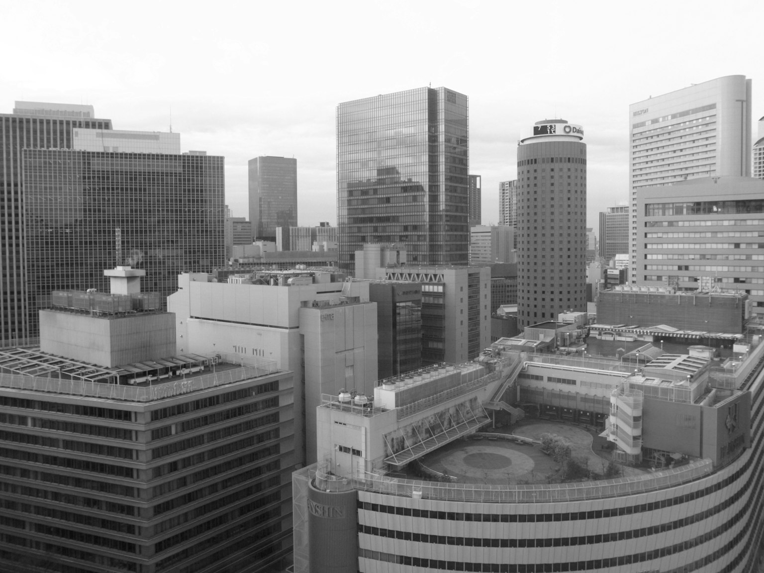 モノクロの都市景観 高層ビルとオフィスビルが立ち並ぶ風景