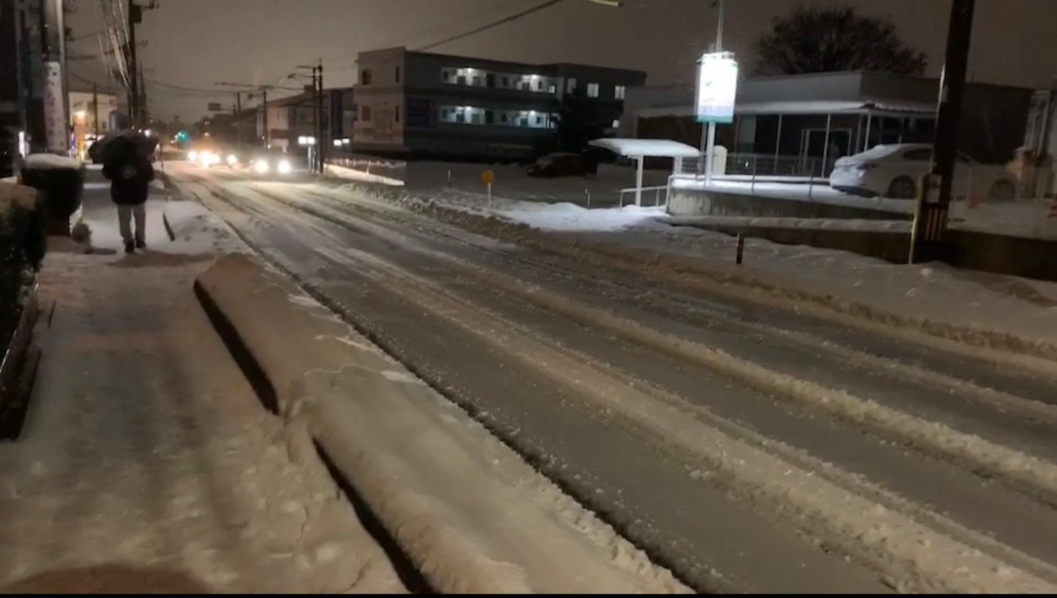 夜晚被雪覆盖的街道和建筑