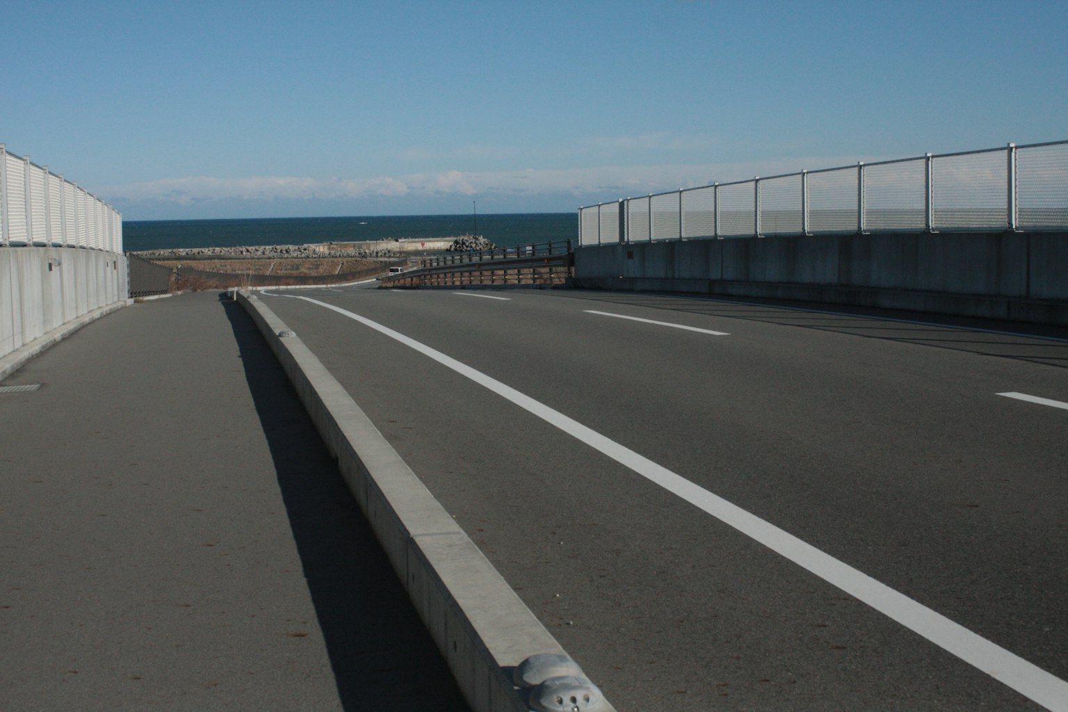 Pemandangan jalan menuju garis pantai