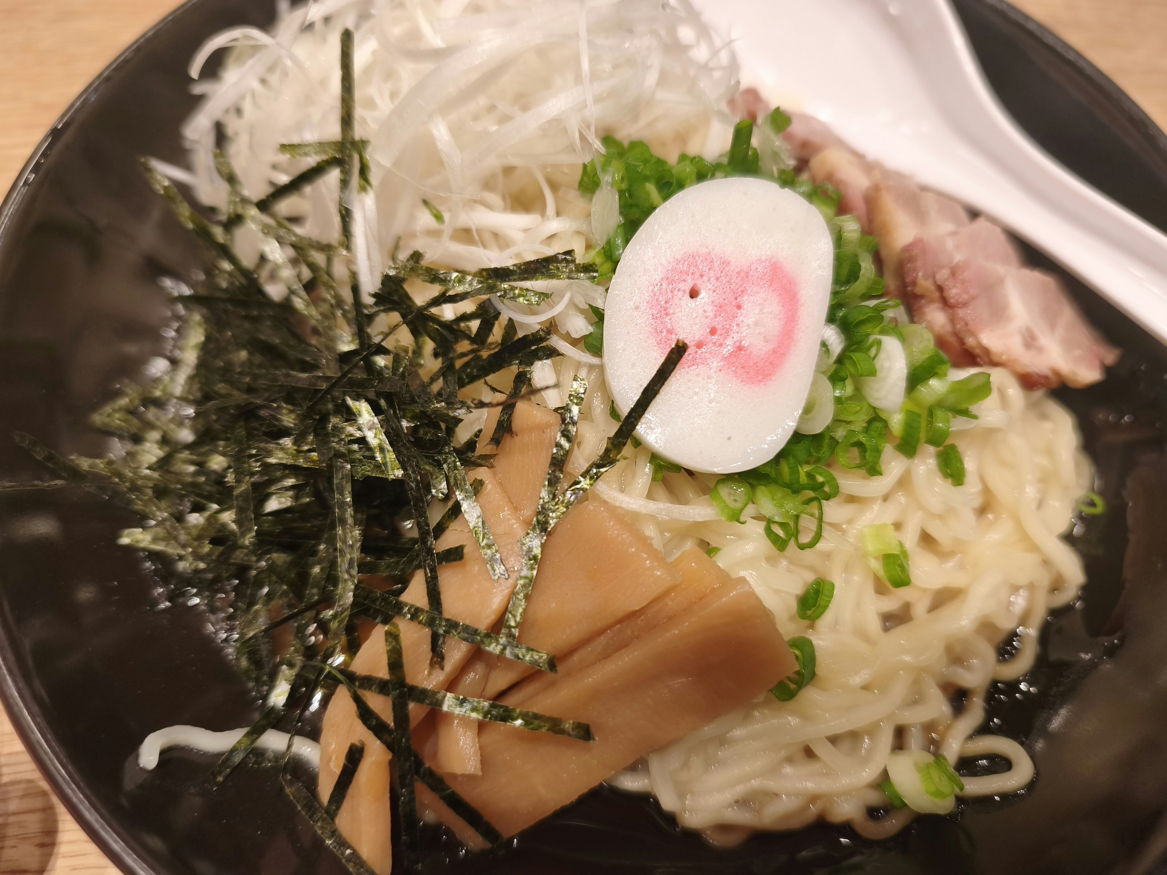 海苔と具材がのったラーメンのアップ
