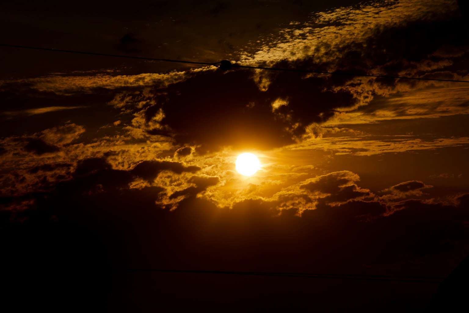 Bellissimo tramonto con il sole che spunta tra le nuvole