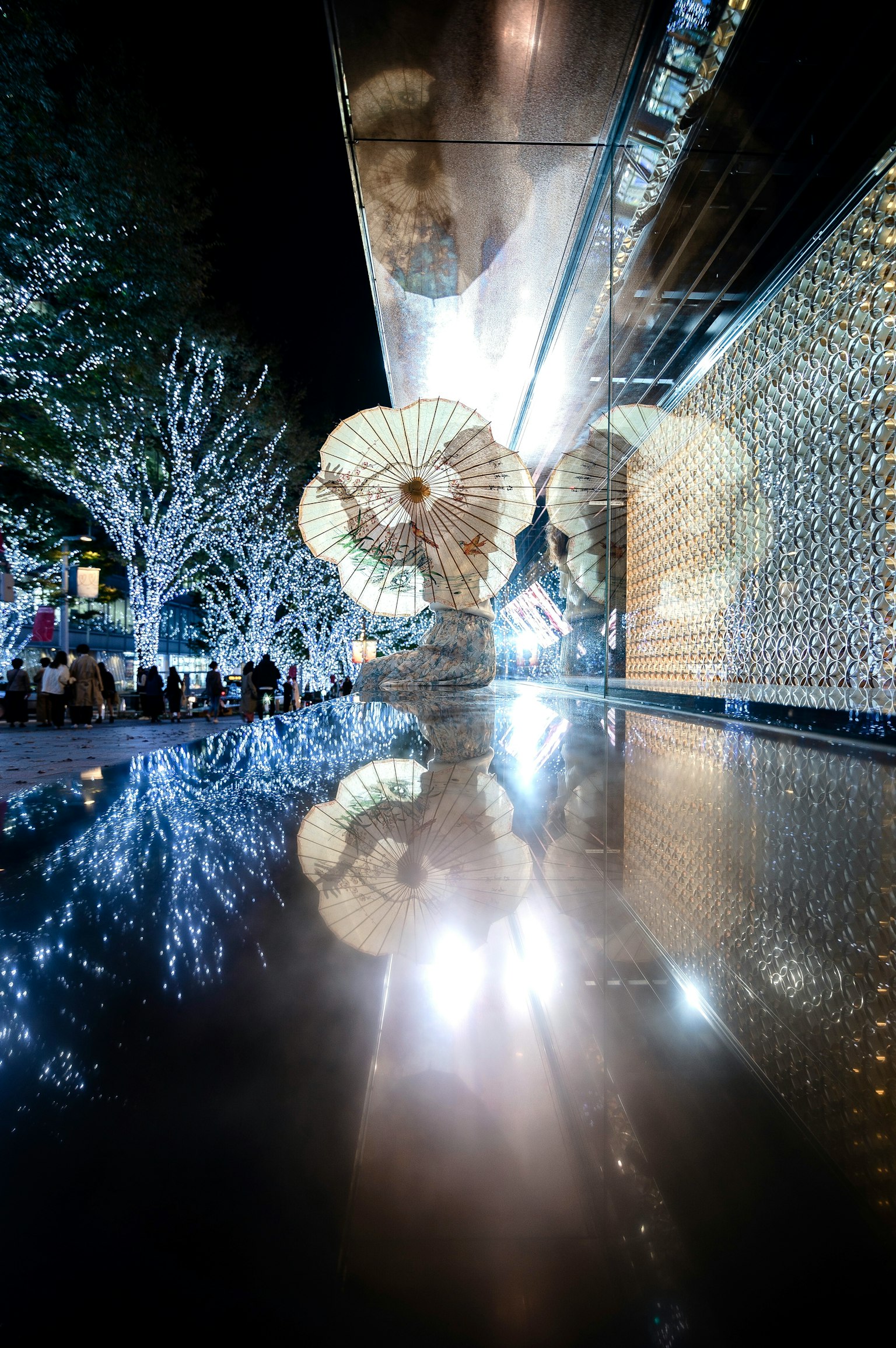 Hermoso paisaje nocturno con decoraciones iluminadas y superficie de agua reflectante