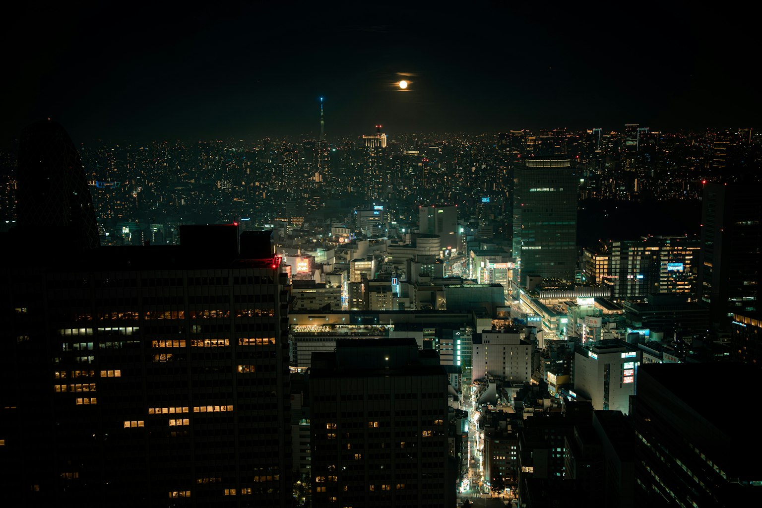 Paesaggio urbano notturno con grattacieli e luci di strada luminose