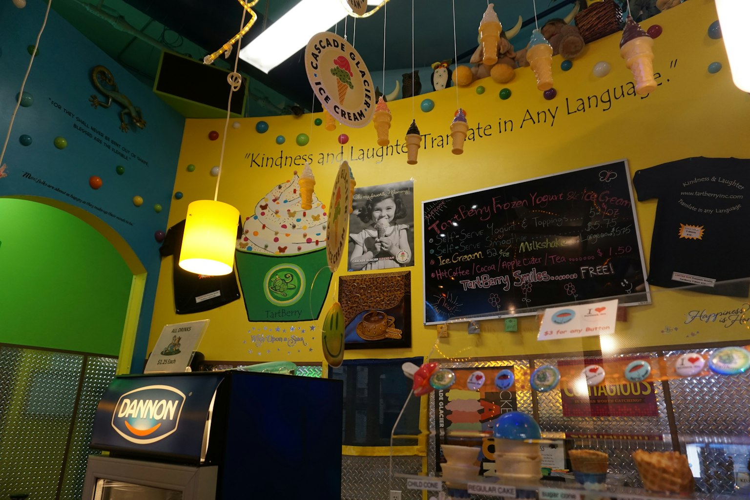 Interior toko es krim dengan dekorasi berwarna-warni dan seni di dinding