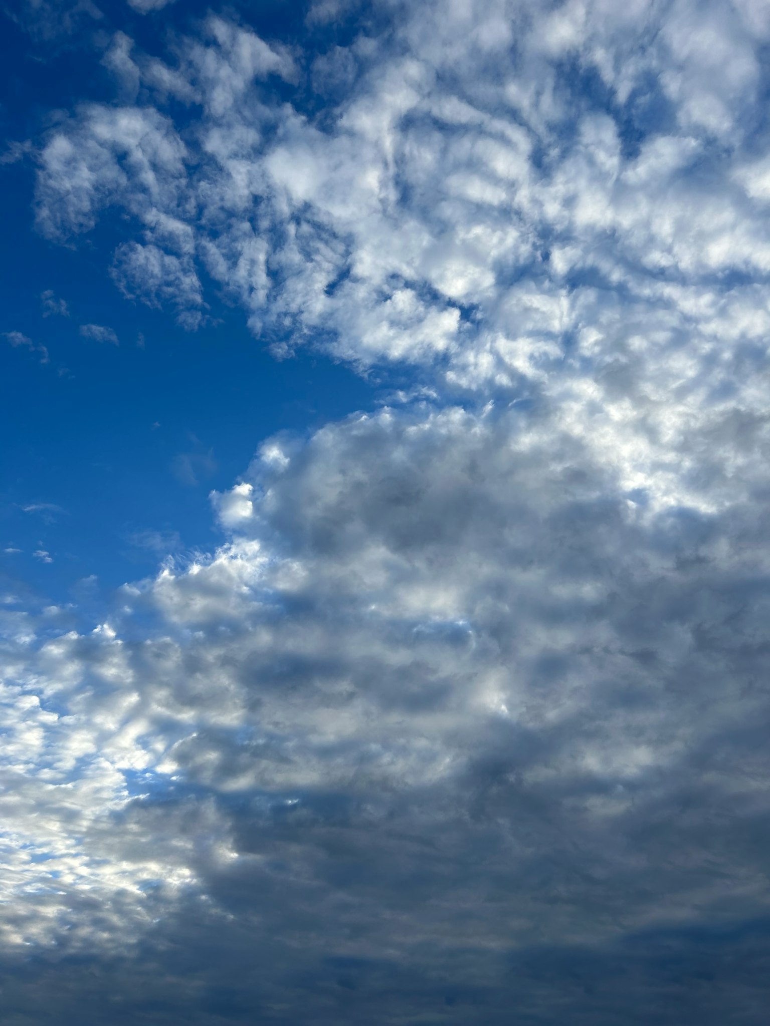 Una vista panoramica di cielo blu con nuvole bianche