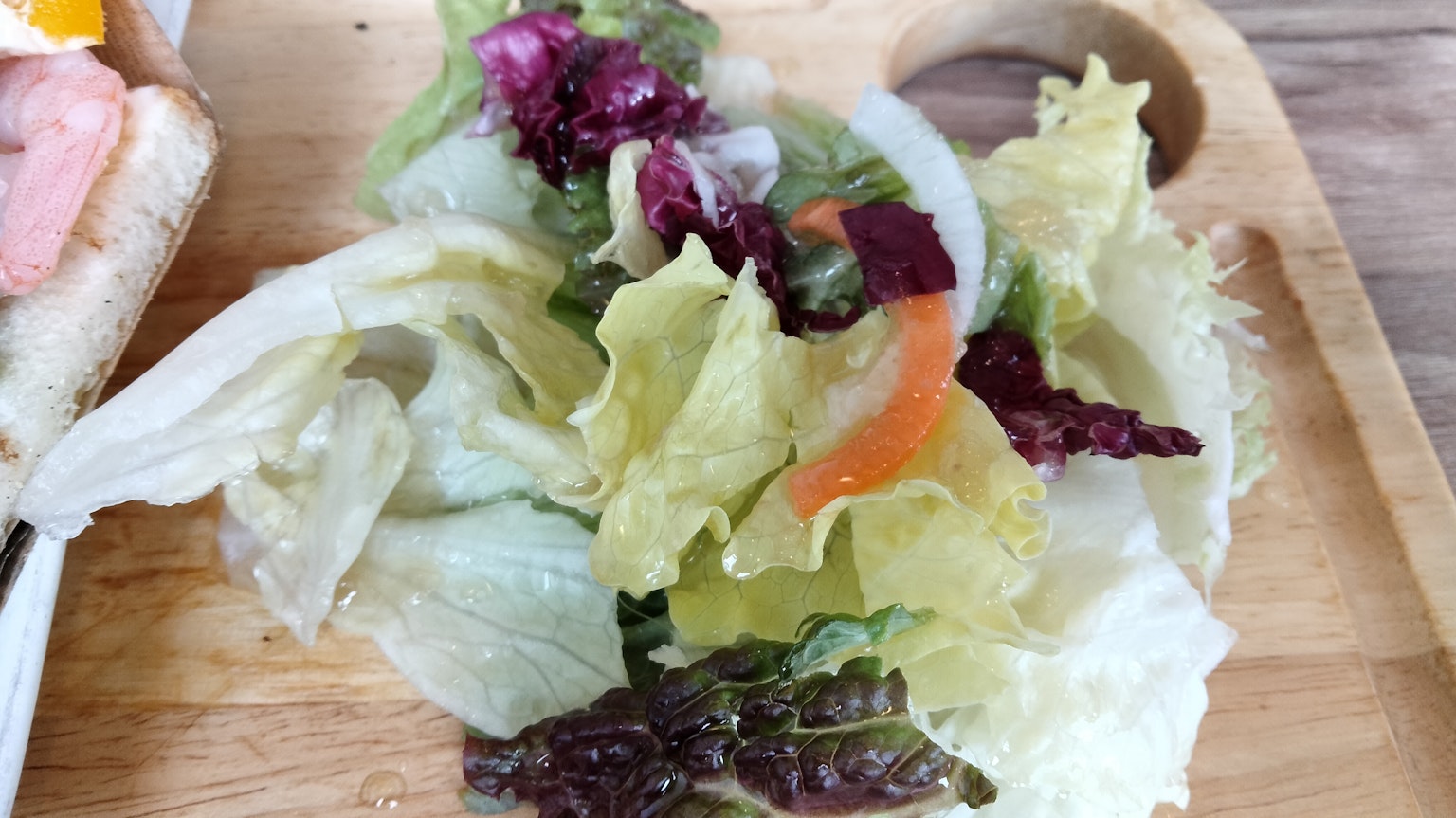 Lá salad tươi được sắp xếp trên đĩa gỗ