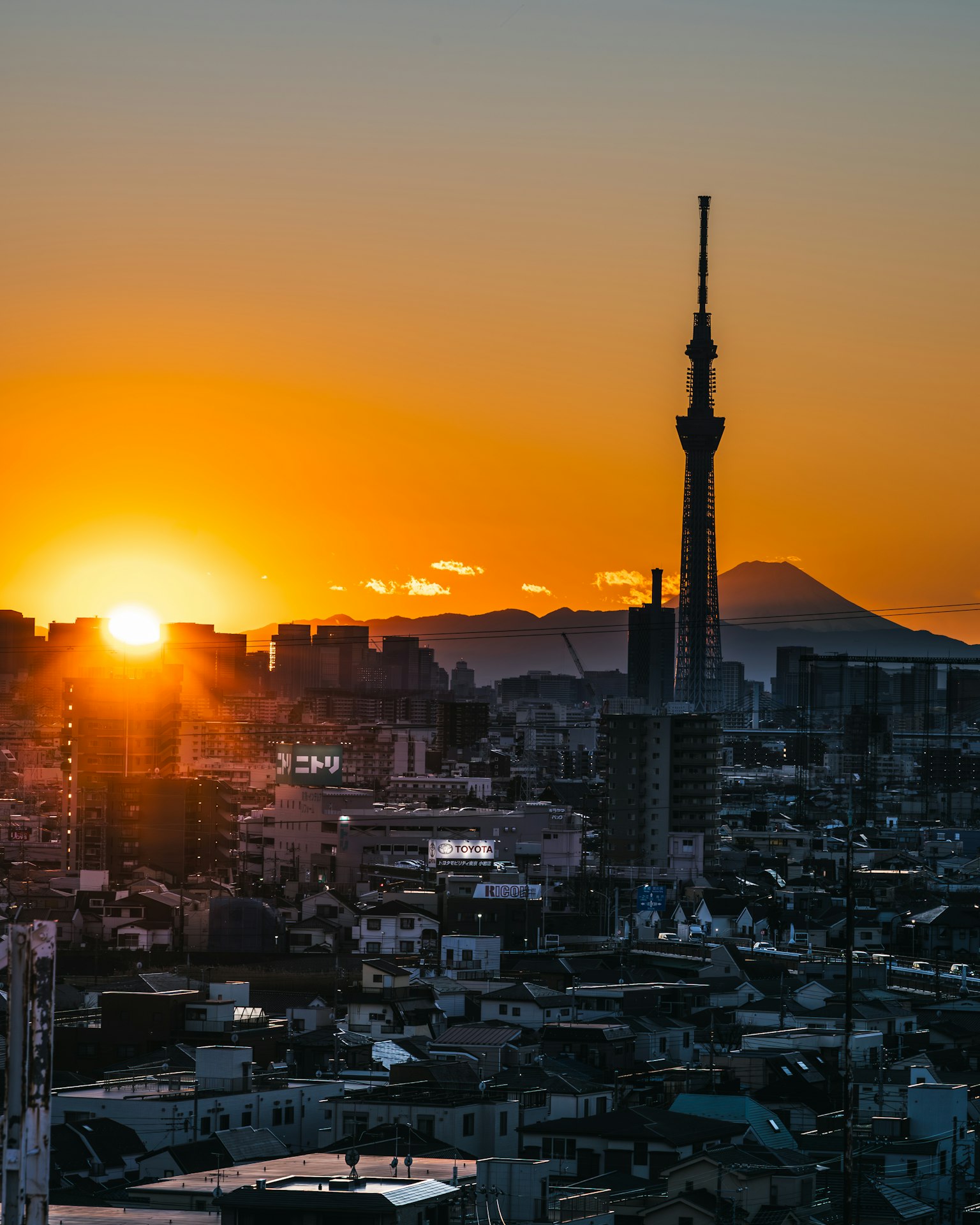 Tramonto su Tokyo con la Skytree e il Monte Fuji sullo sfondo