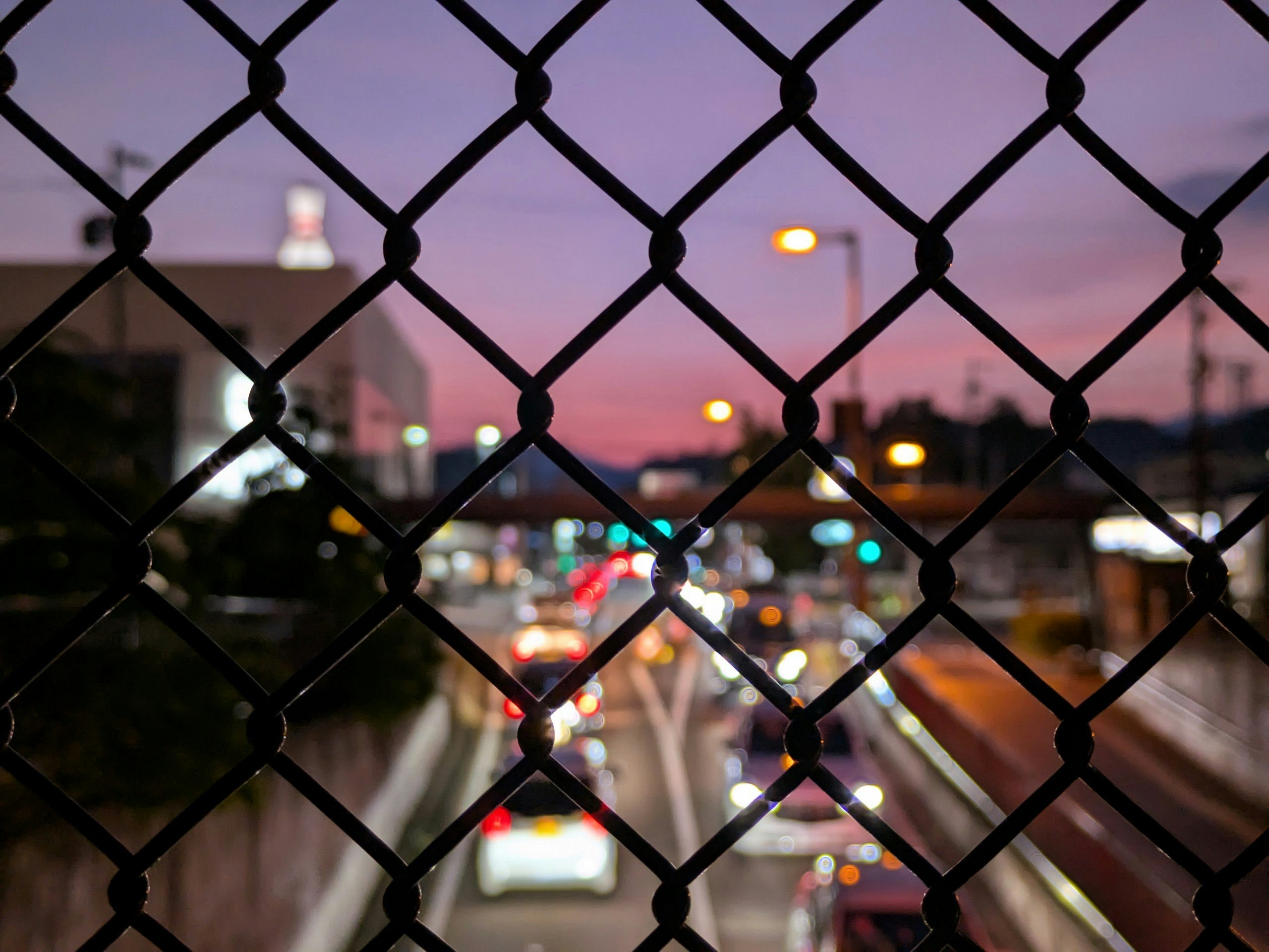 フェンス越しのきらめく夜景