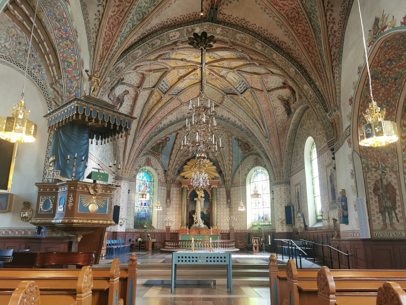 Interno di una chiesa splendidamente decorata con un soffitto maestoso e un grande lampadario