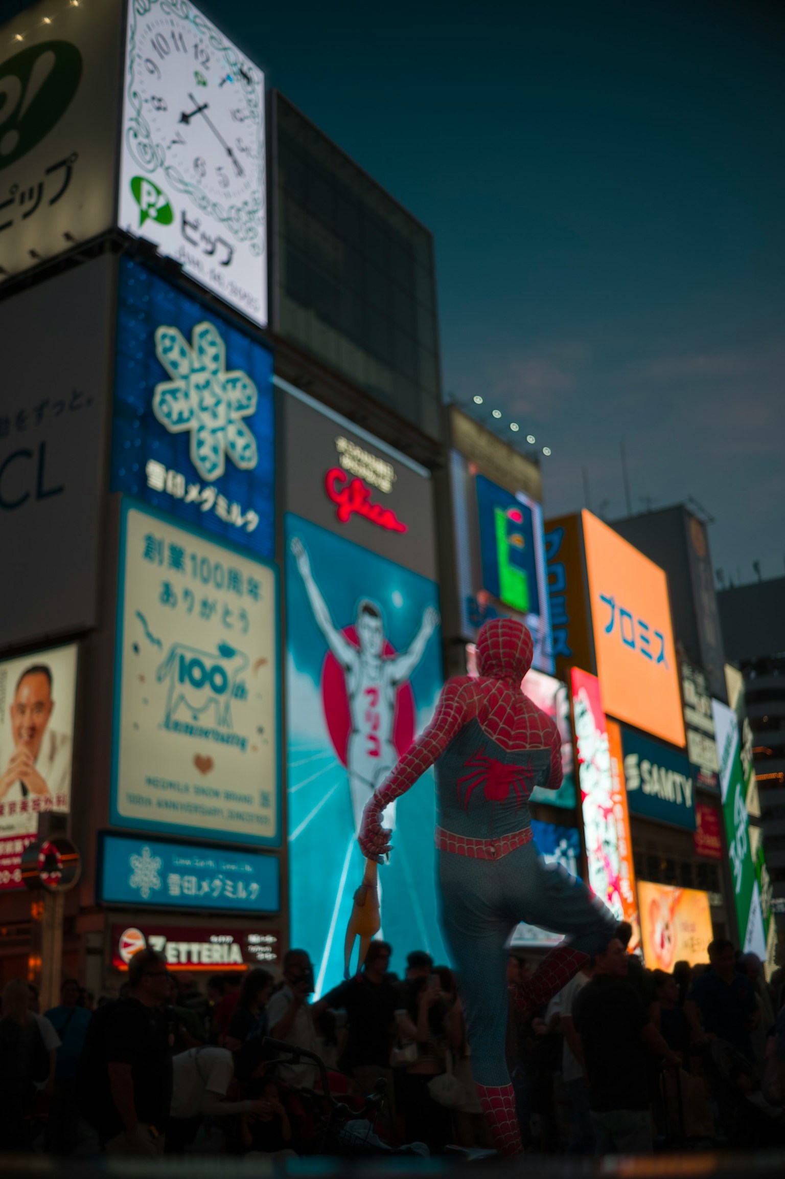 Patung Spider-Man di lingkungan perkotaan yang hidup dengan papan iklan berwarna
