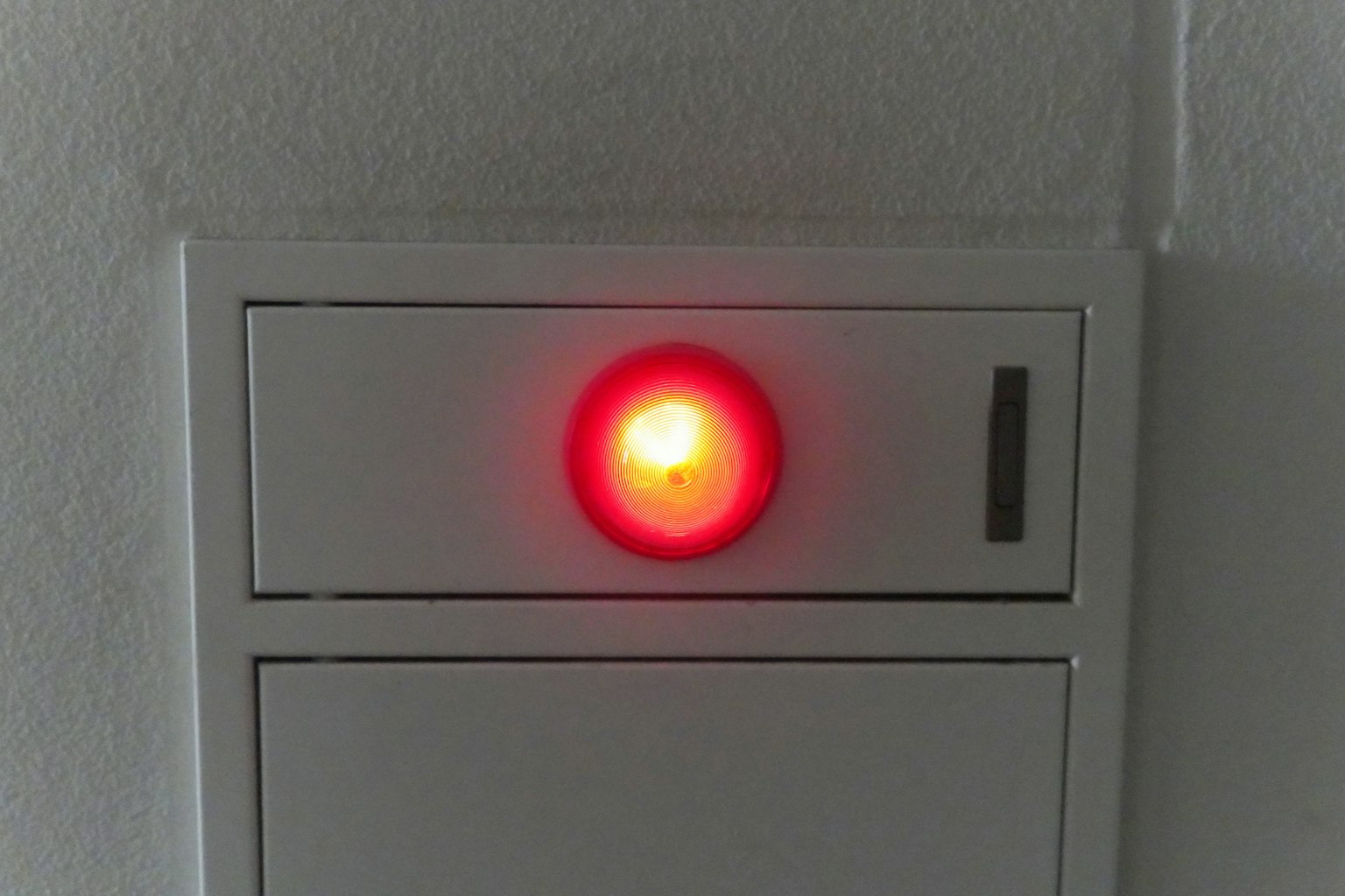 Un appareil avec un voyant rouge allumé
