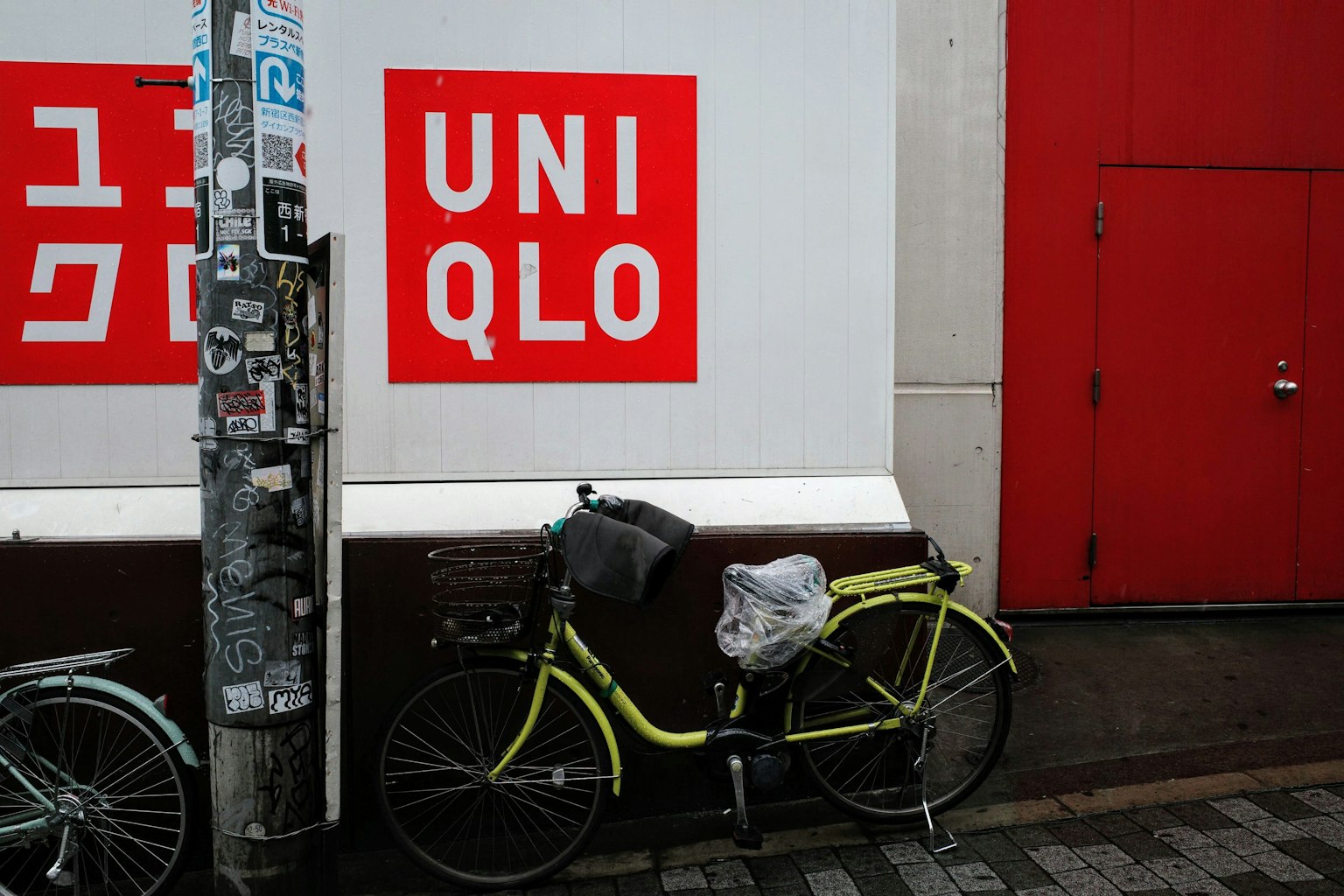 街景，包含红色UNIQLO标志和一辆自行车