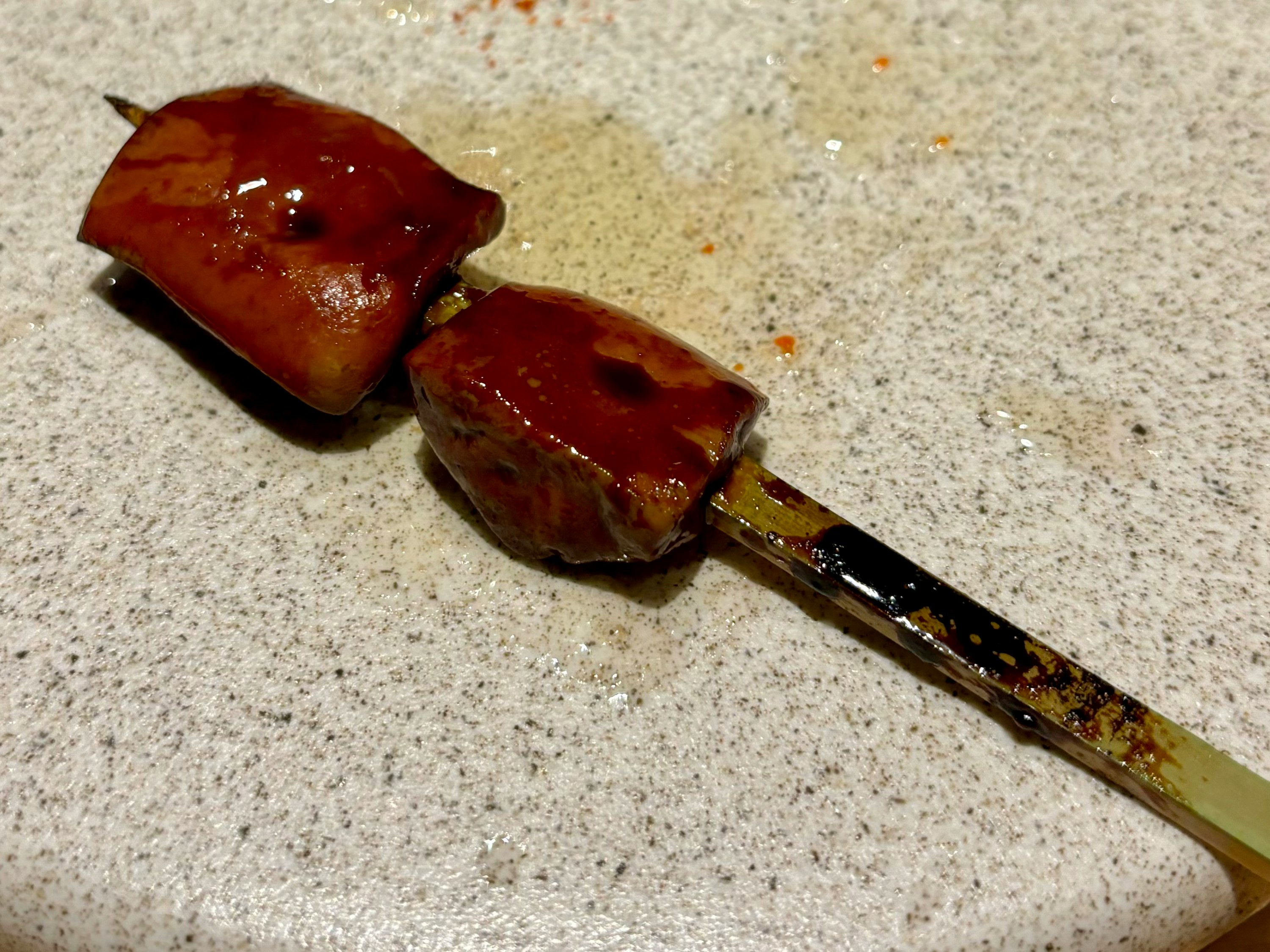 串に刺さった焼き鳥のタレ焼き