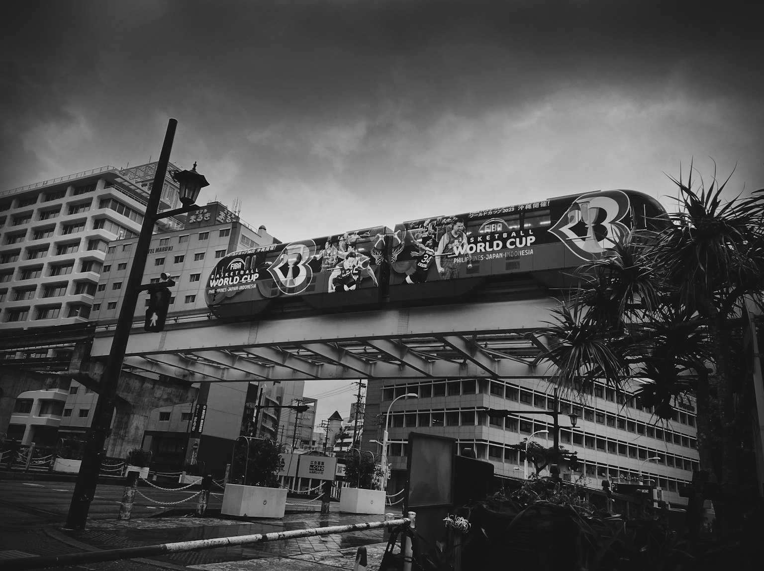 黑白城市景观中有涂鸦装饰的火车