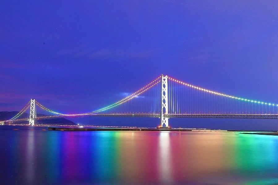 明石海峽大橋彩虹燈光夜景與海面倒影