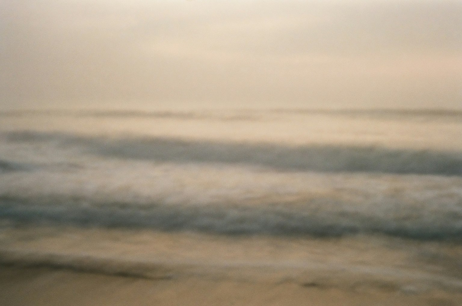 คลื่นทะเลนุ่มนวลพร้อมการไล่ระดับของแสงที่อ่อนโยน