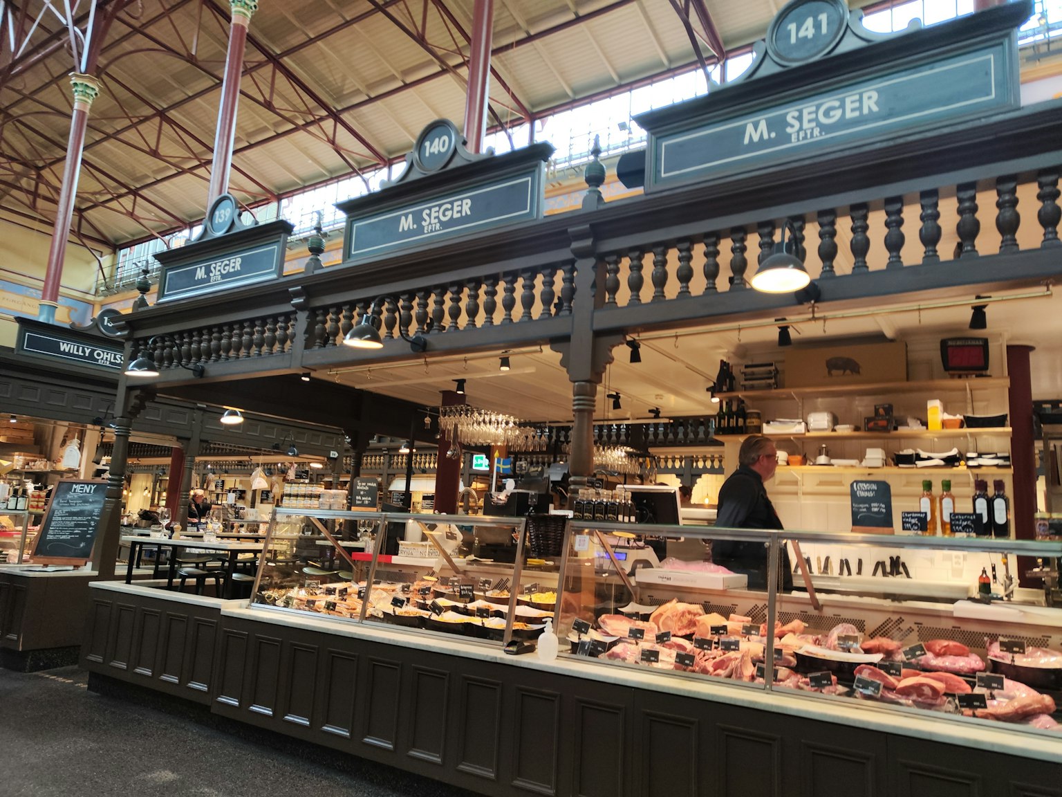 Mostrador de carnicería del mercado con carnes frescas e ingredientes exhibidos