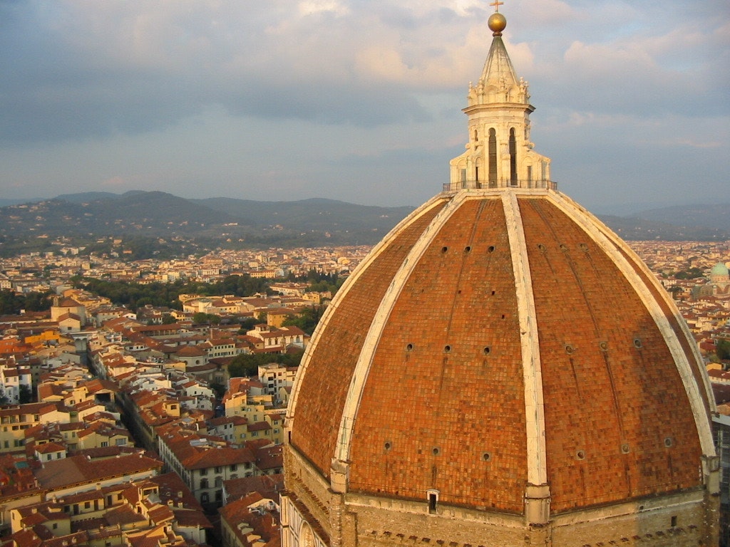 cúpula del Duomo de Florencia al atardecer sobre la ciudad