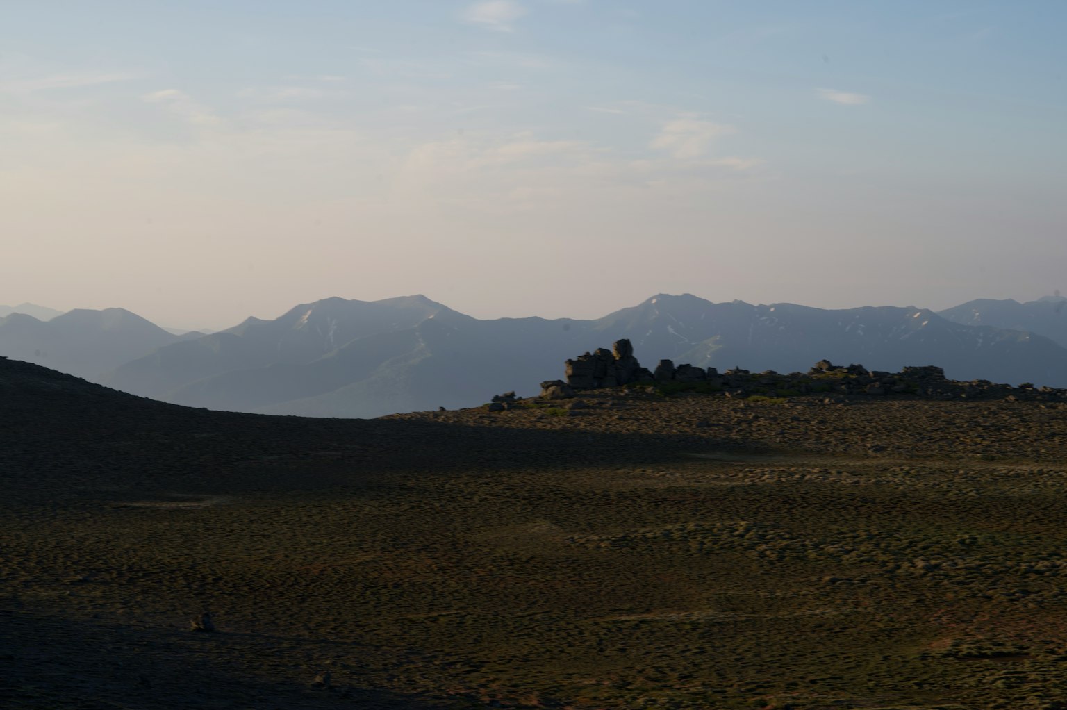 Paisaje con montañas de fondo y cielo sereno