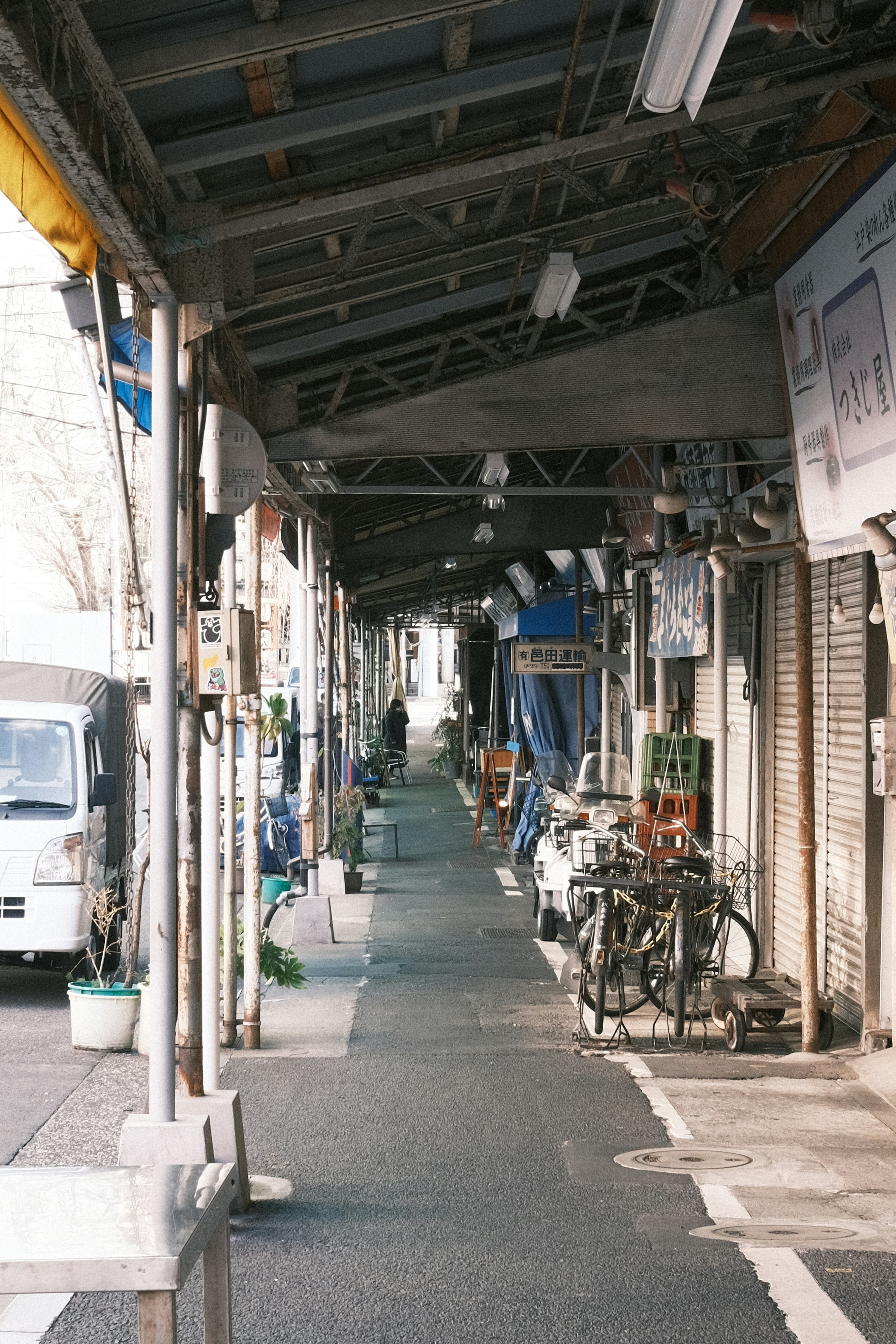 有顶商街小巷里的自行车