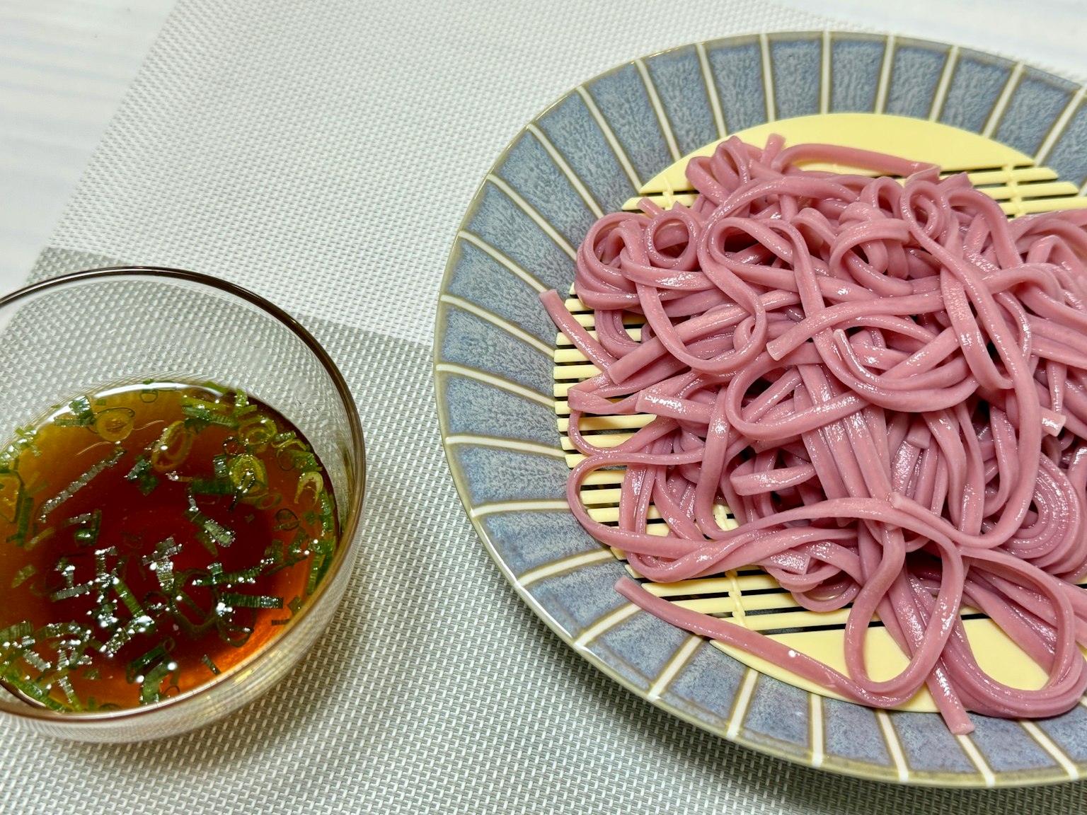 粉紅色義大利麵的圖片，配有醬油浸泡