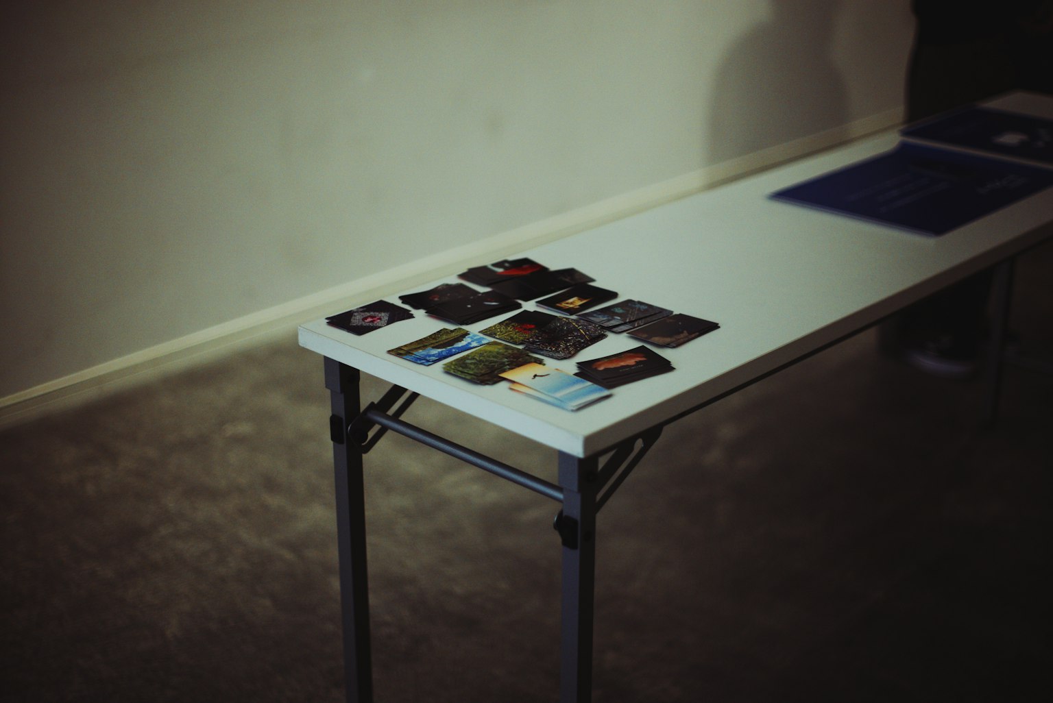 Bộ sưu tập thẻ được sắp xếp trên bàn