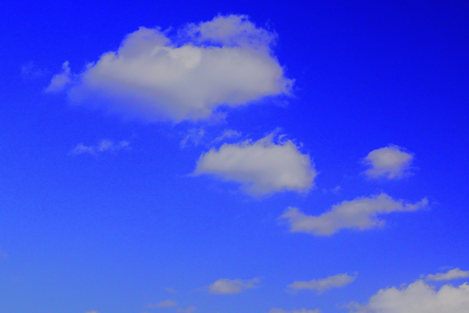 Paesaggio di nuvole bianche che galleggiano in un cielo blu