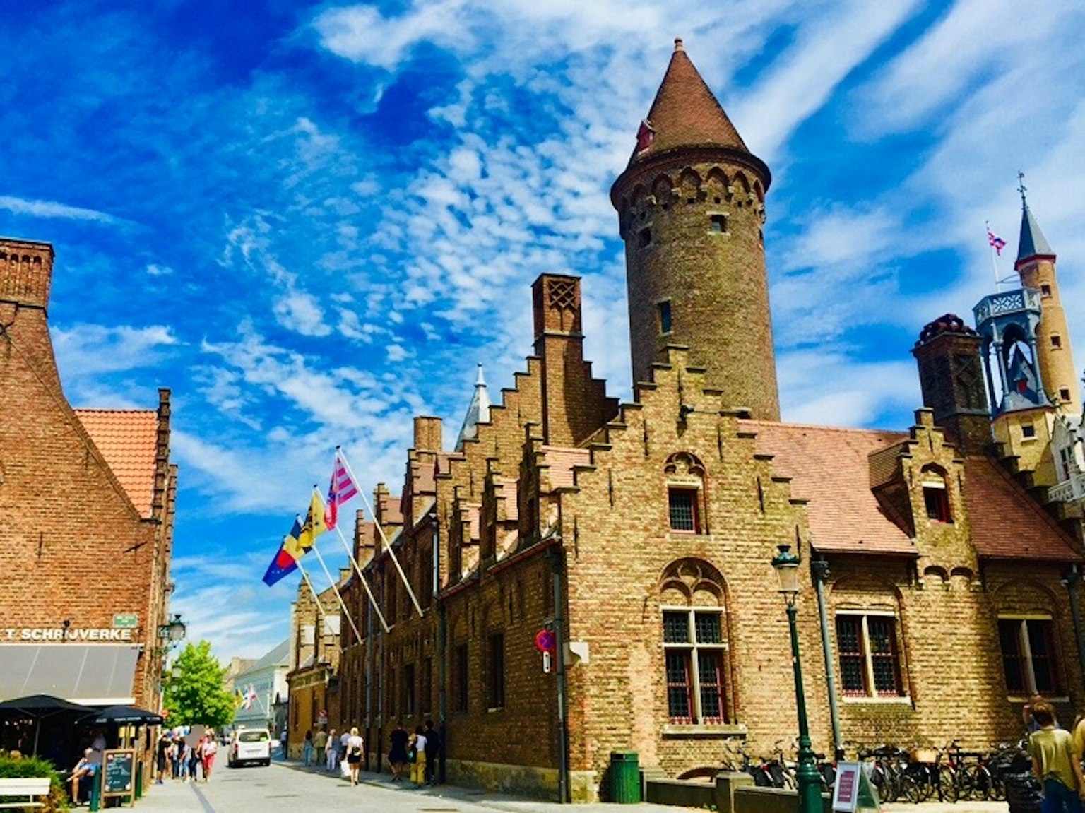 Bâtiment historique avec des tours sous un ciel bleu