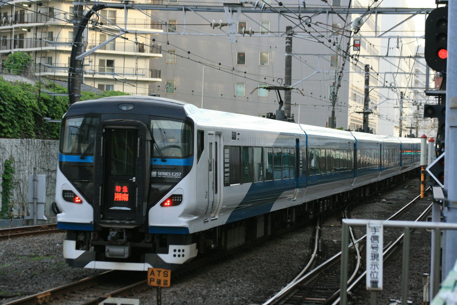 Kereta modern dengan desain ramping berhenti di lingkungan perkotaan