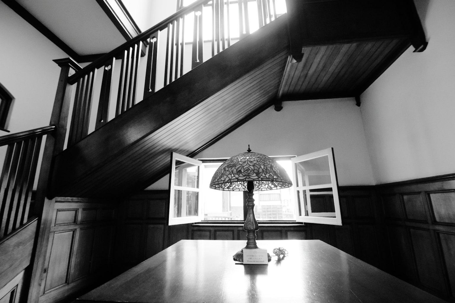 Intérieur d'une pièce avec un escalier et une fenêtre lampe sur la table