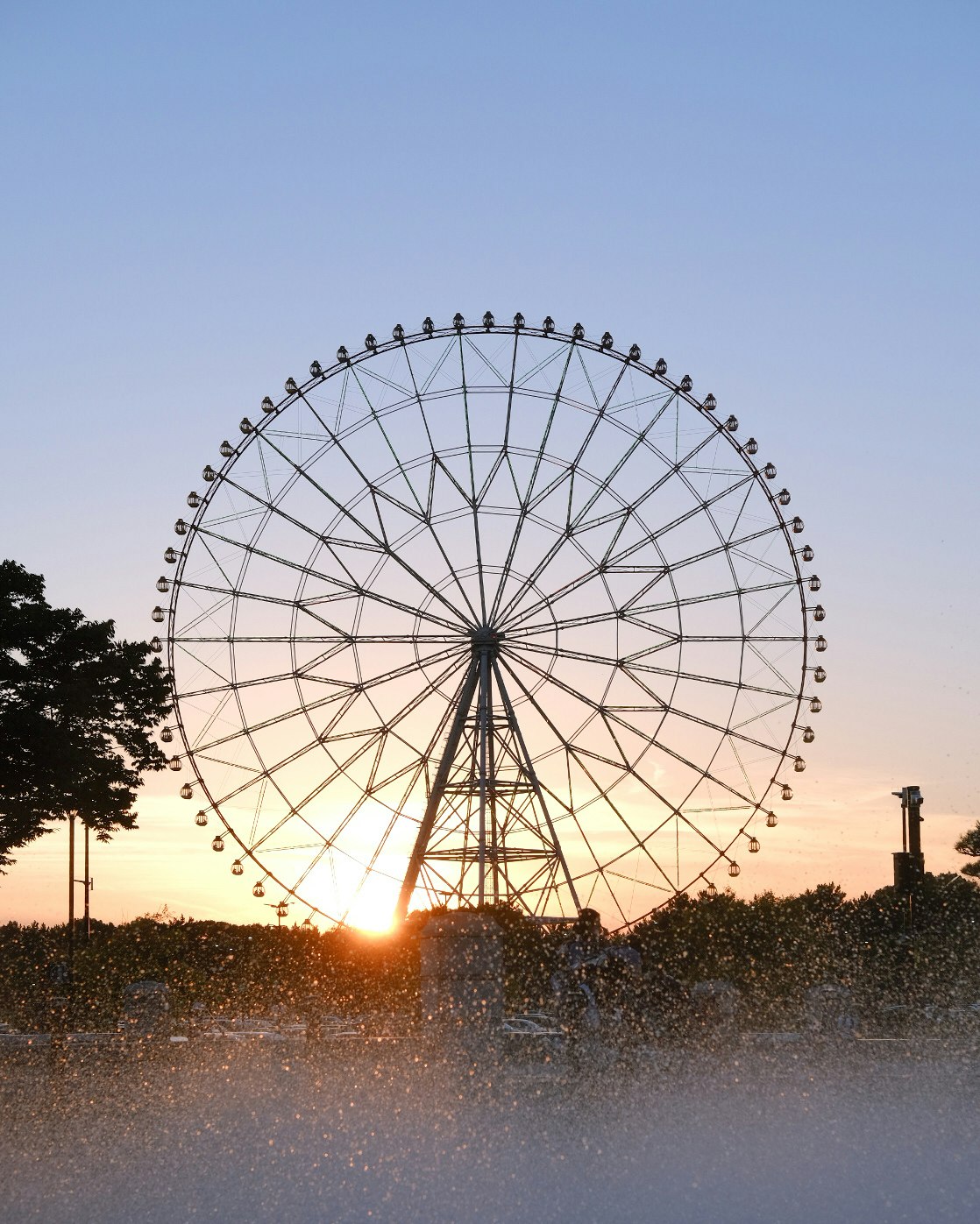 夕日に照らされる観覧車のシルエット