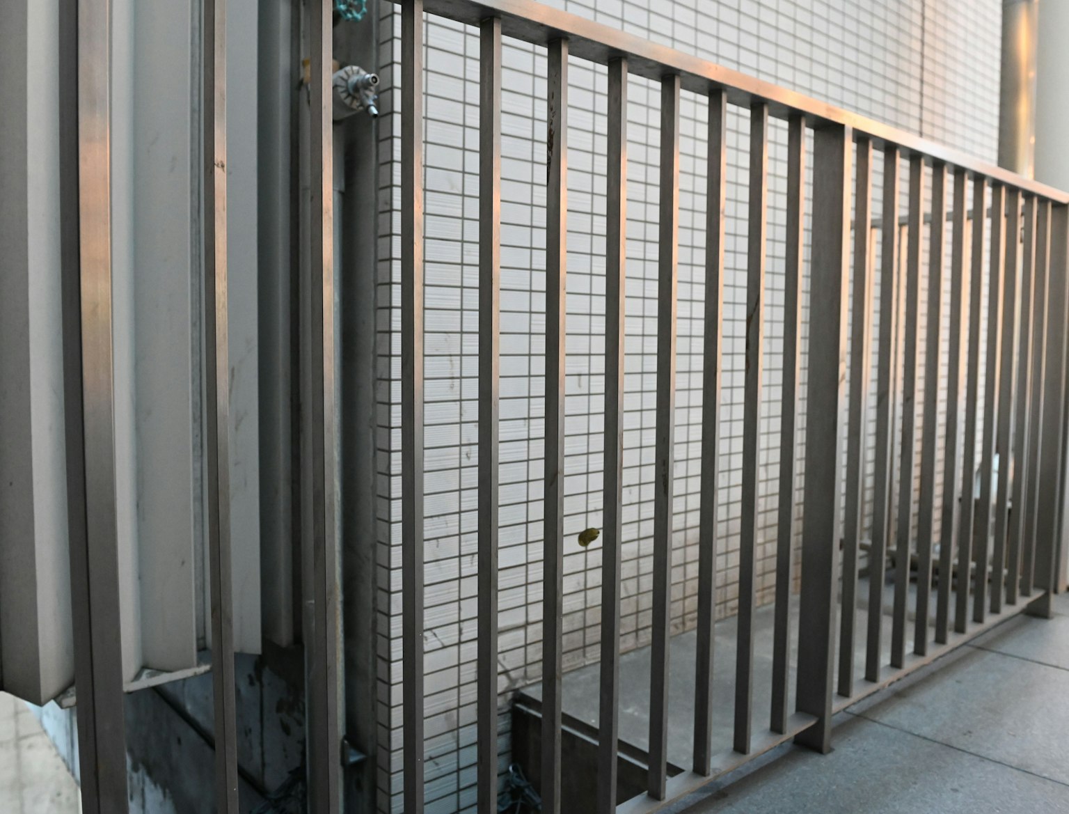 金属围栏与瓷砖墙相邻