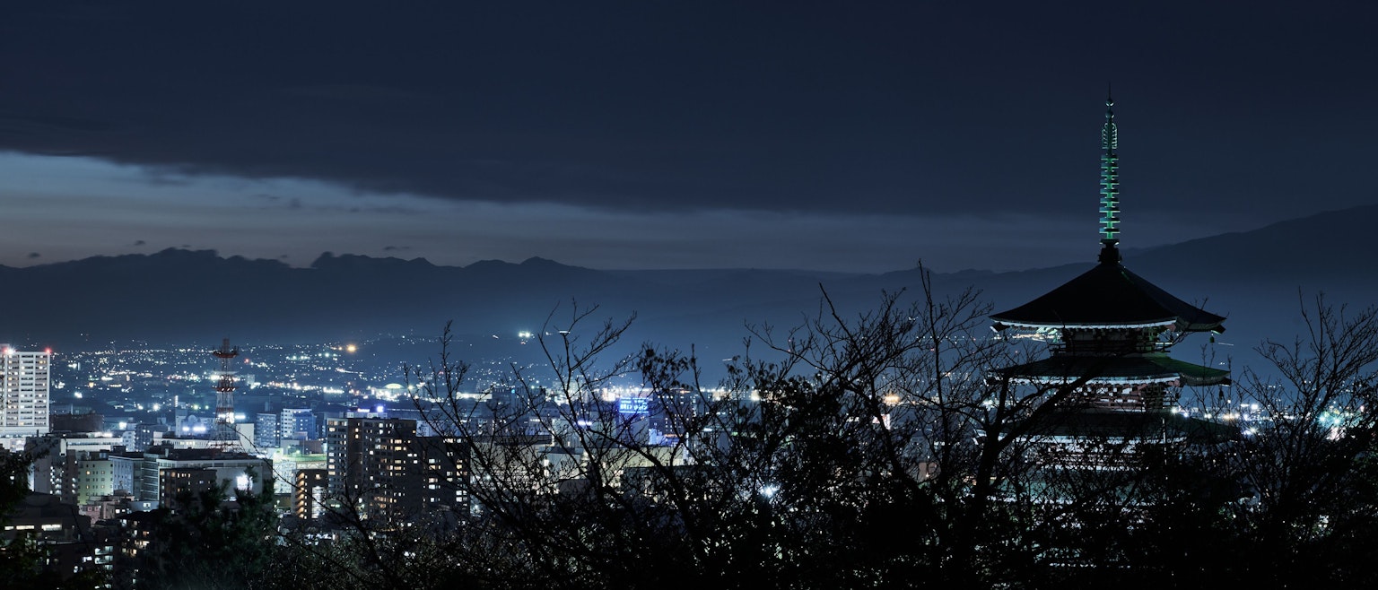 夜晚城市天際線上的傳統塔樓輪廓