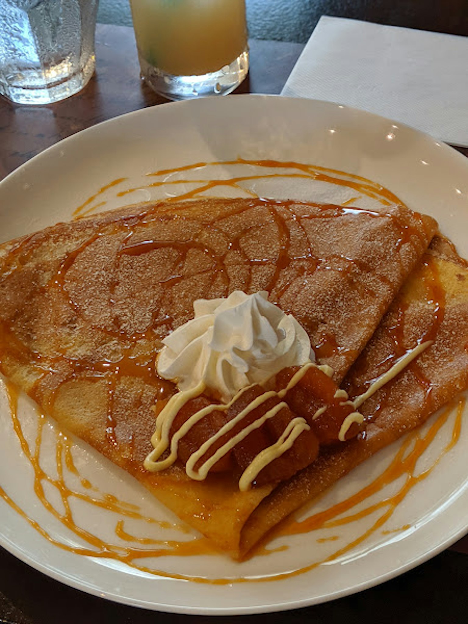 Crêpe garnie de sauce caramel et de crème fouettée
