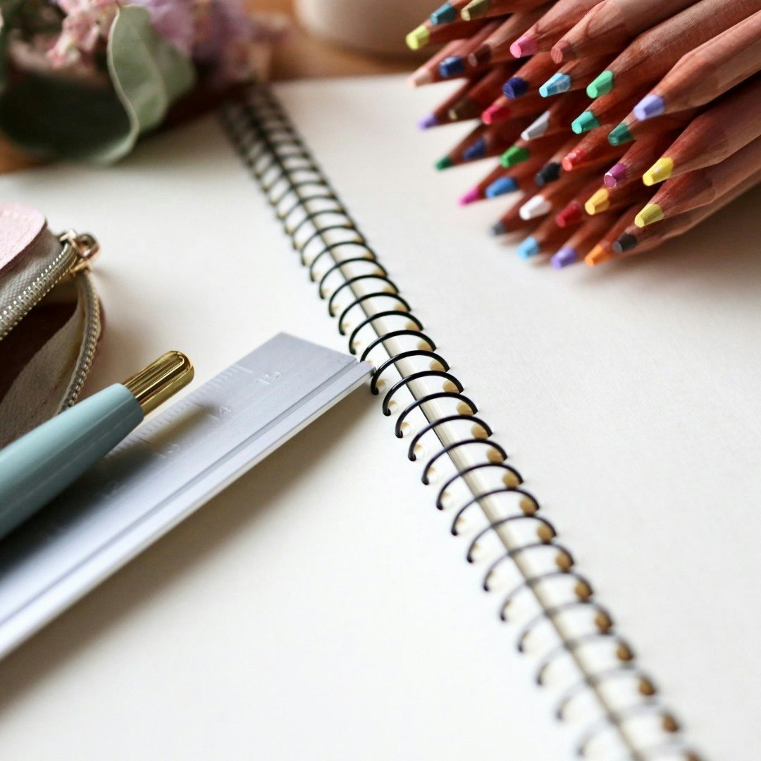 crayons de couleur colorés et carnet de papeterie