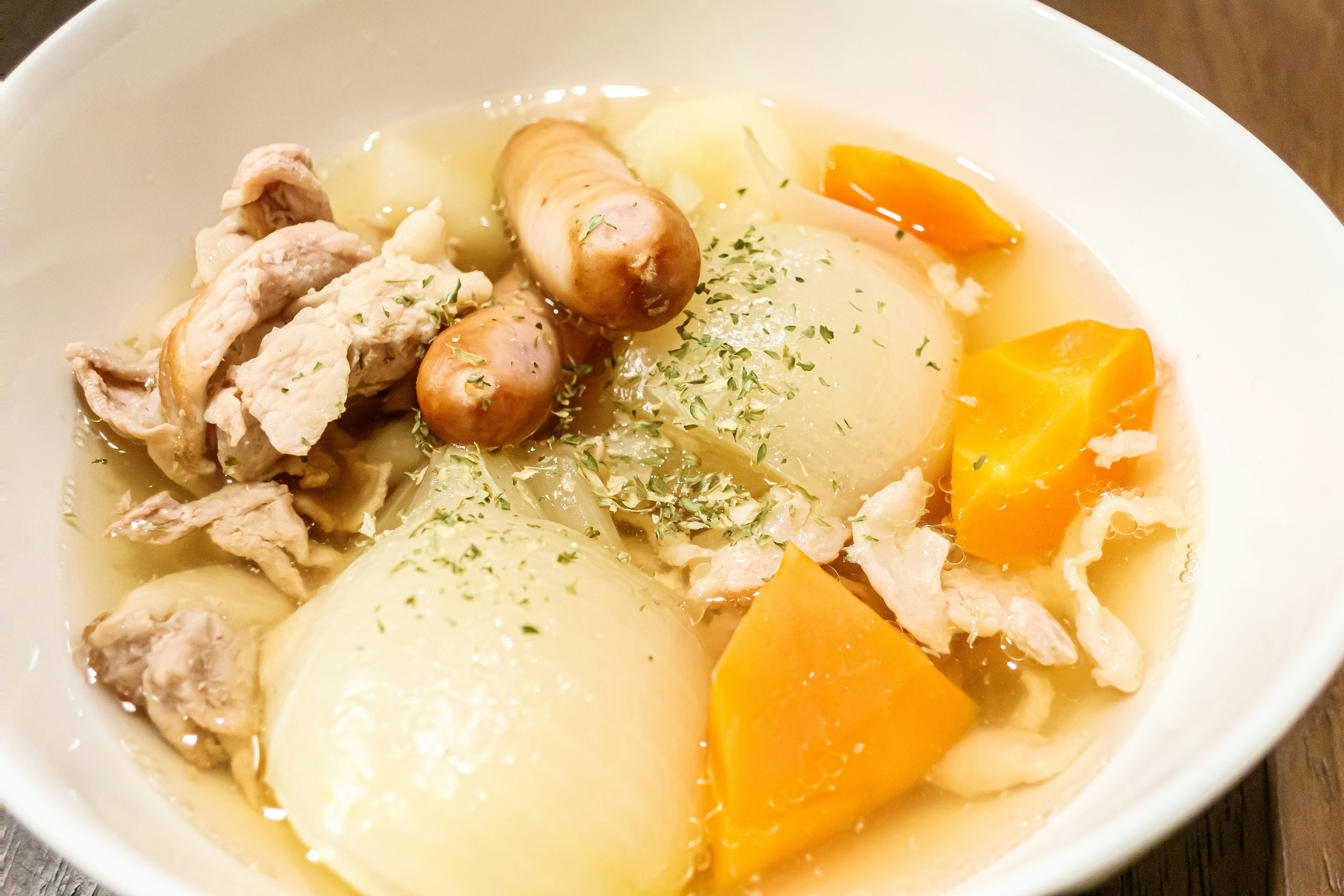 ポトフのスープ皿に盛られた肉と野菜