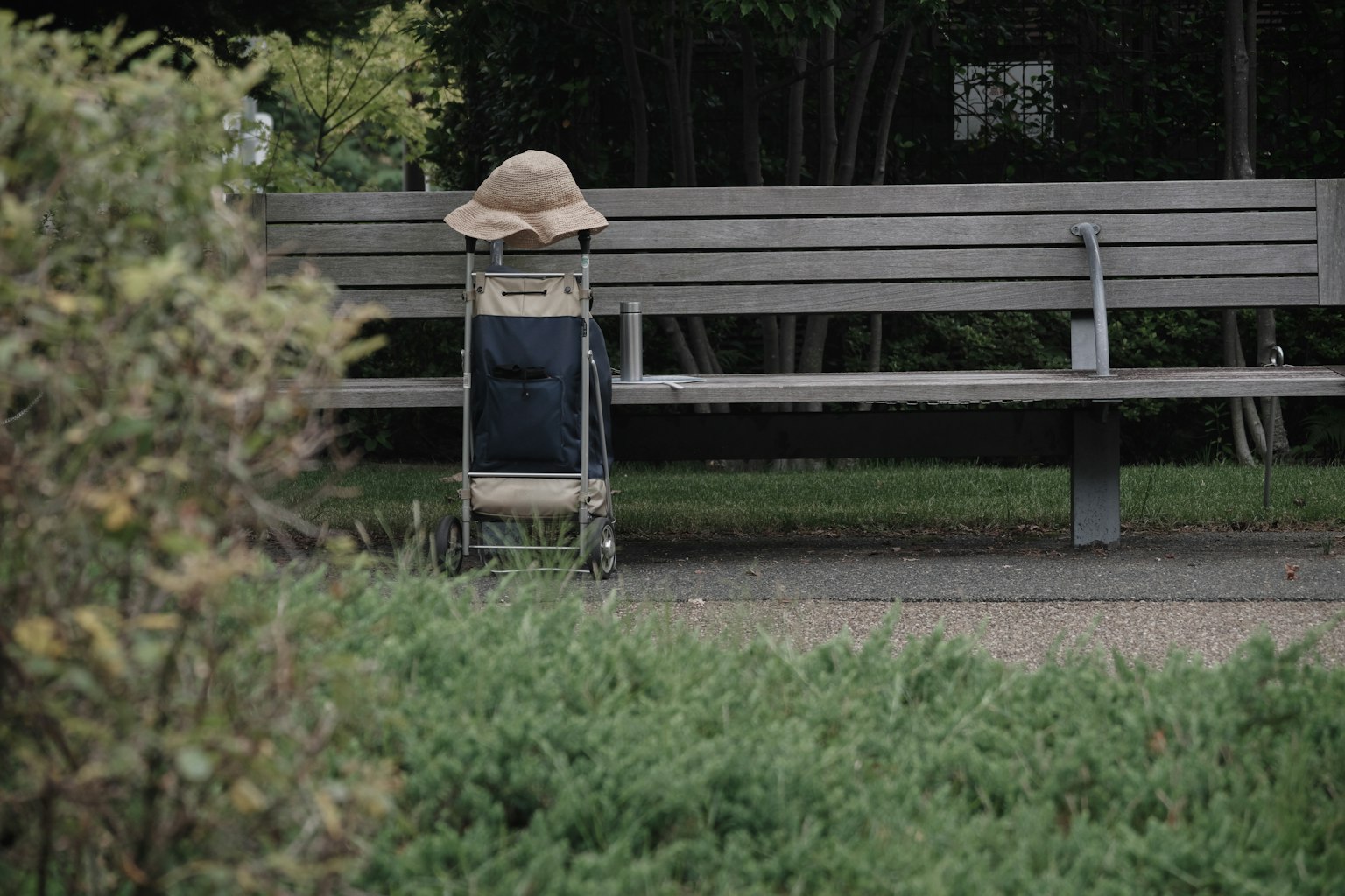 Une scène tranquille d'un chapeau et d'un chariot posés sur un banc de parc