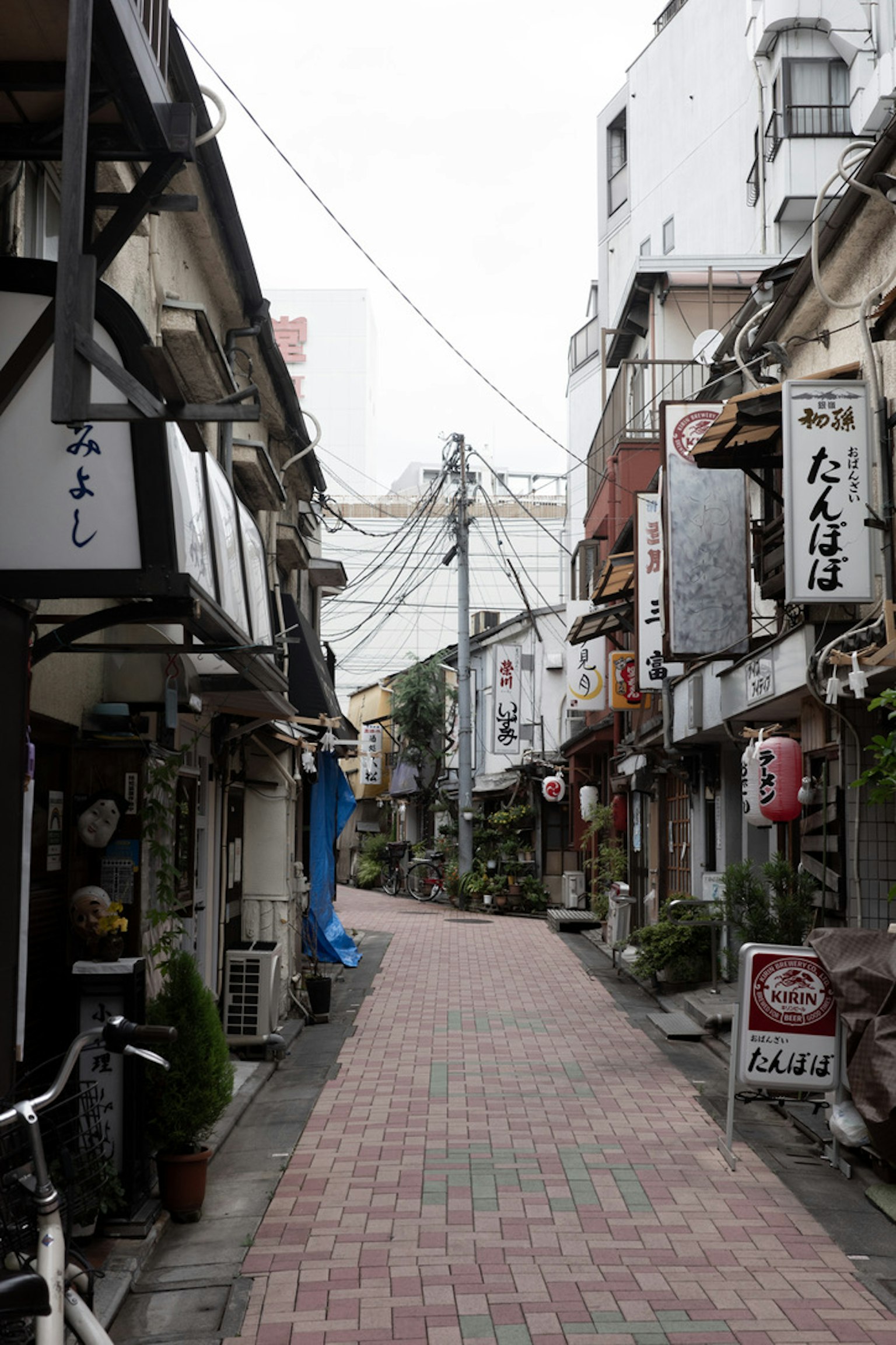 安靜的日本小巷，兩旁是傳統商店和招牌