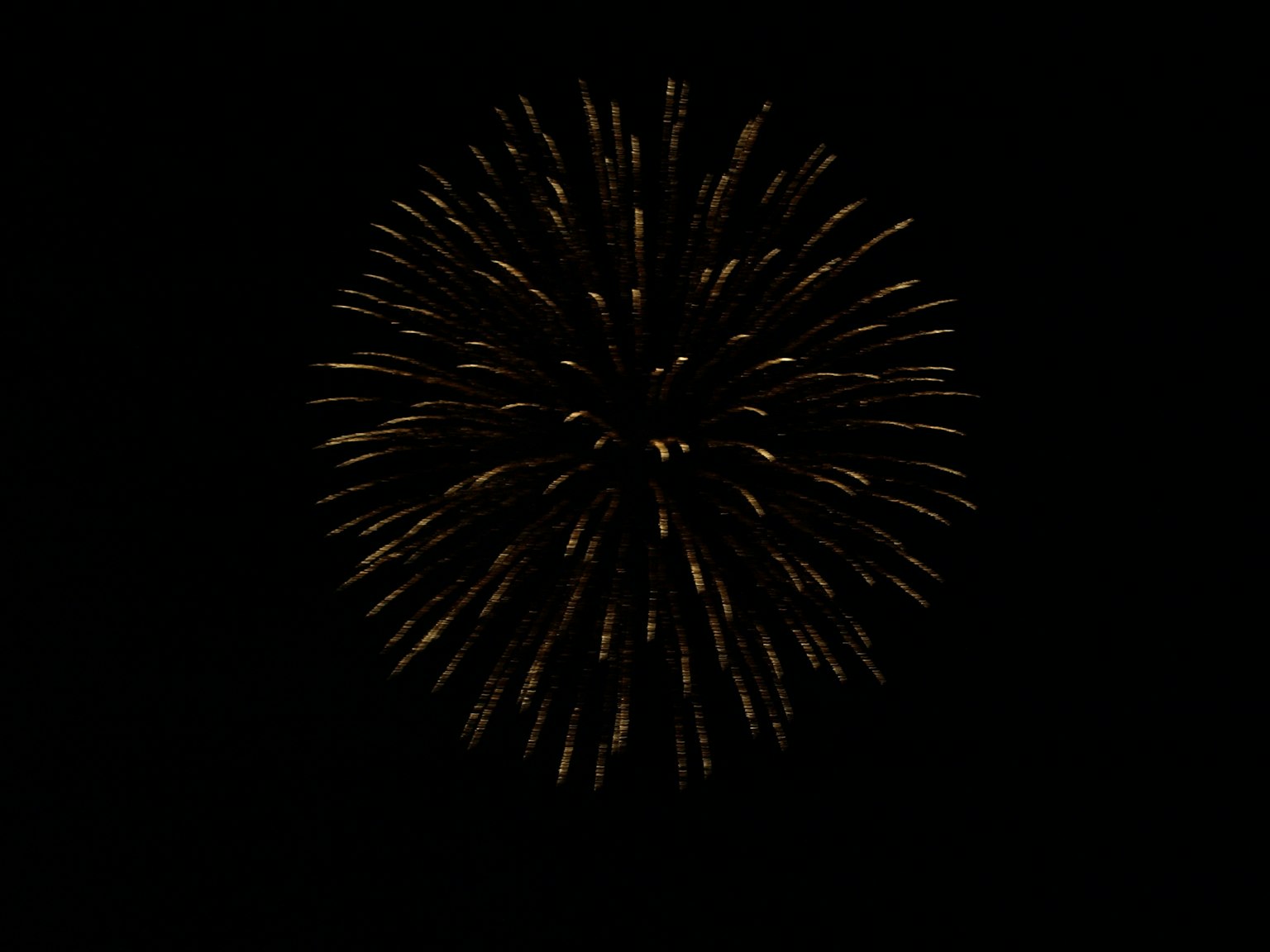 Esplosione di fuochi d'artificio che si irradia dal centro su sfondo nero