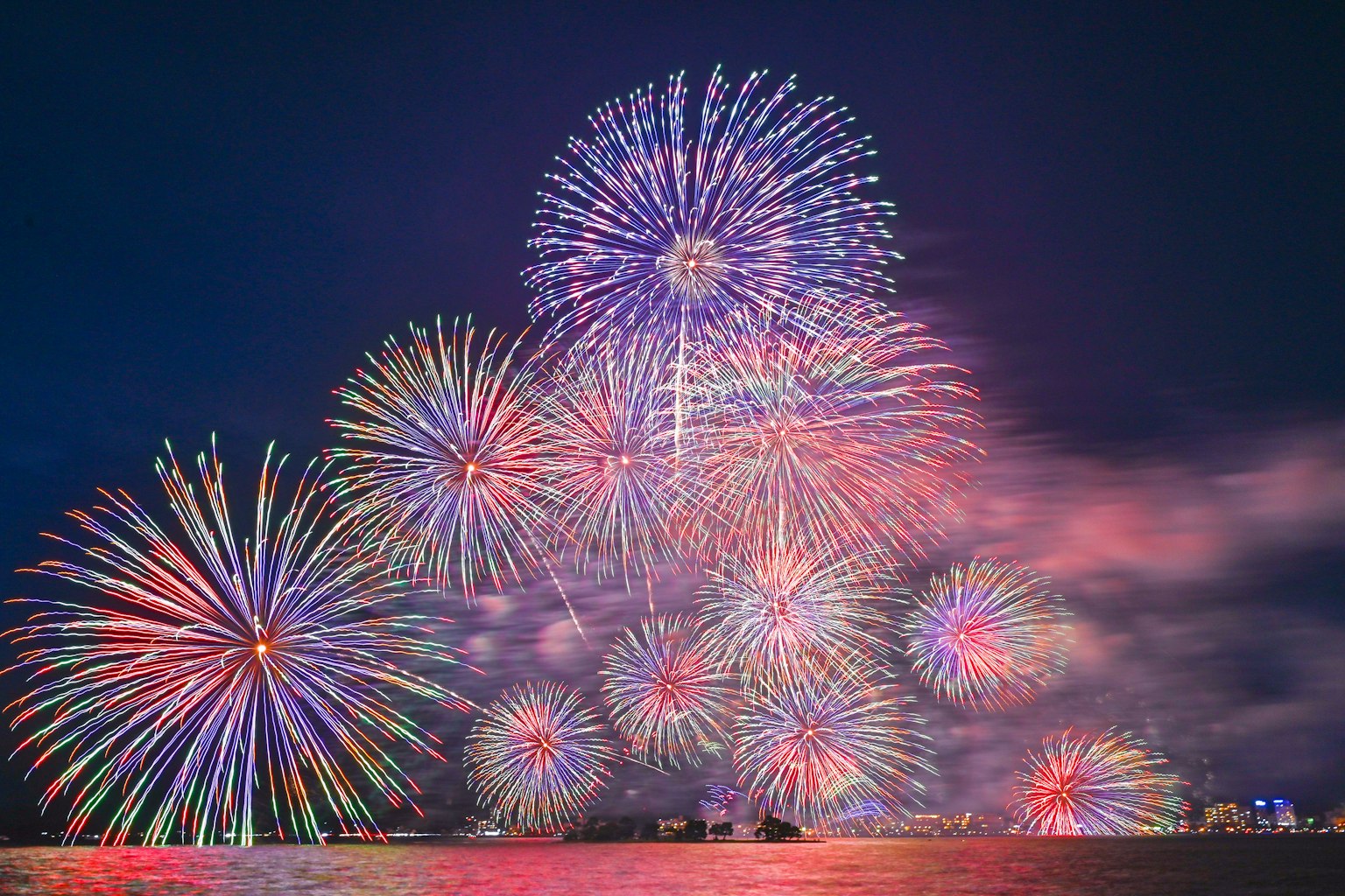 Fuegos artificiales coloridos estallando en el cielo nocturno