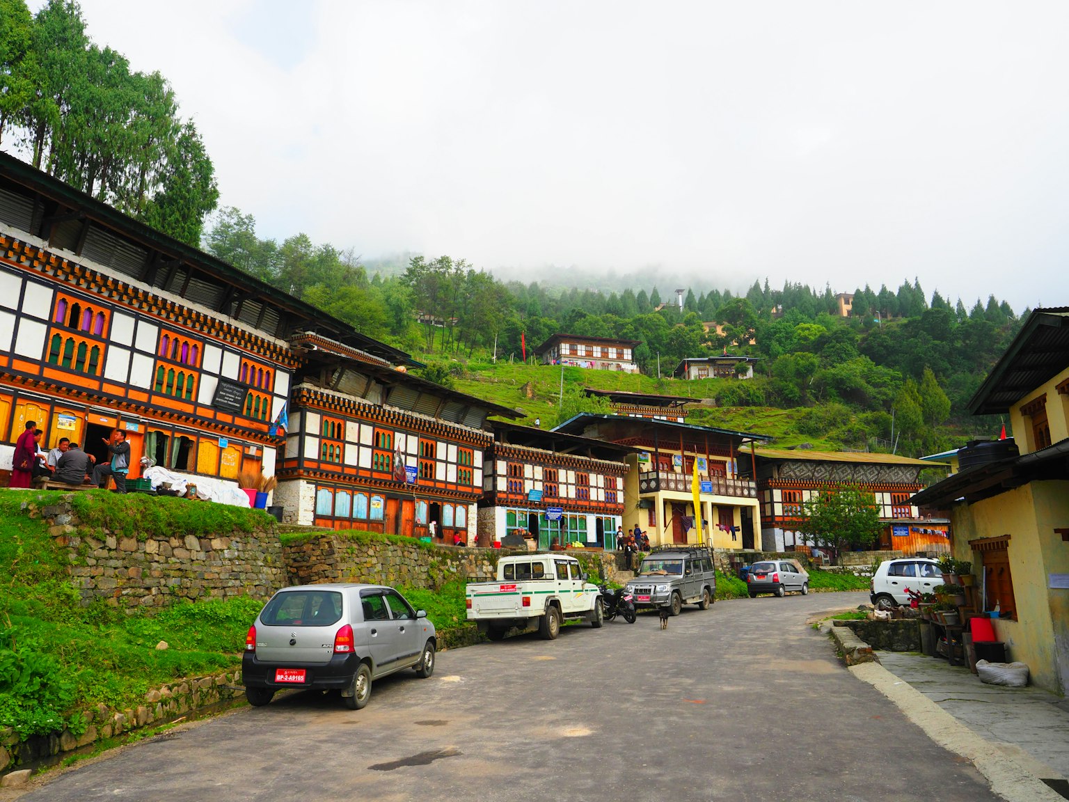Bâtiments bhoutanais traditionnels entourés par un beau paysage montagneux