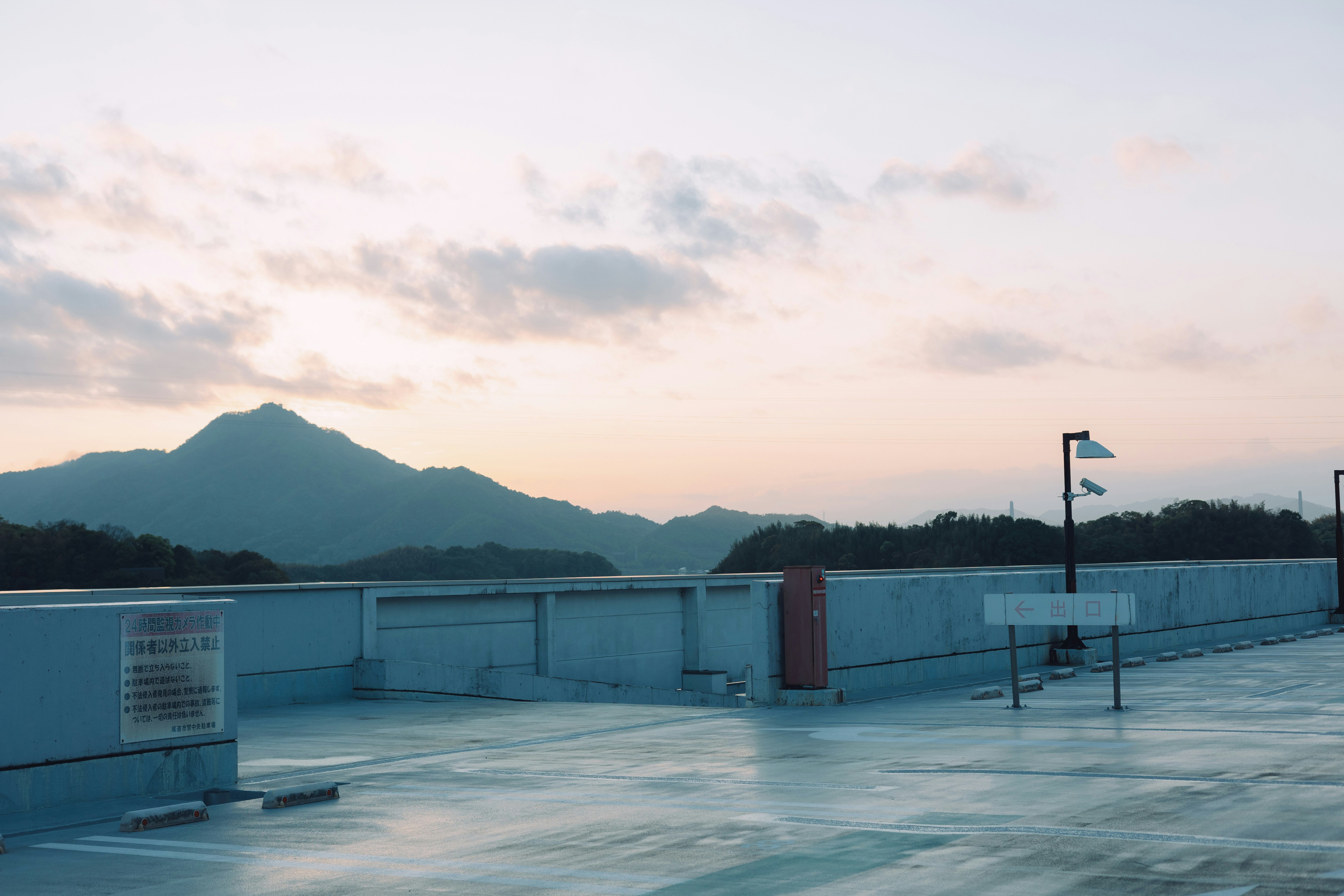 夕暮れの屋上から望む山並みと広い空
