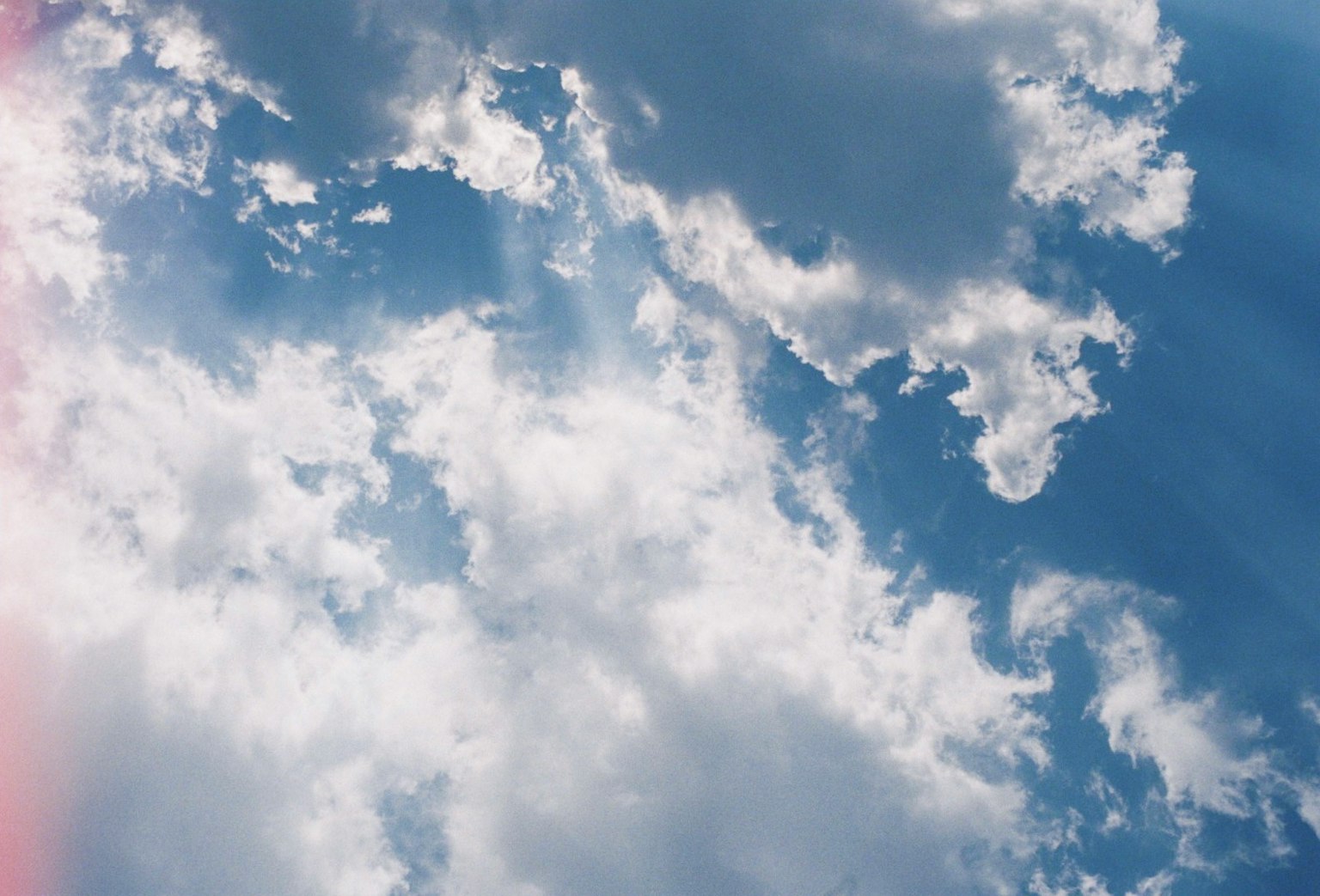Schöne Aussicht auf weiße Wolken gegen einen blauen Himmel