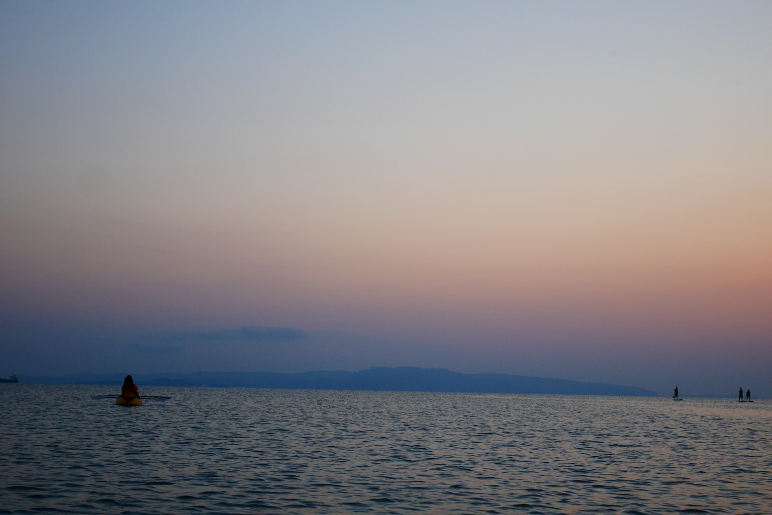 Paysage maritime au crépuscule avec des tons de couleur doux dans le ciel