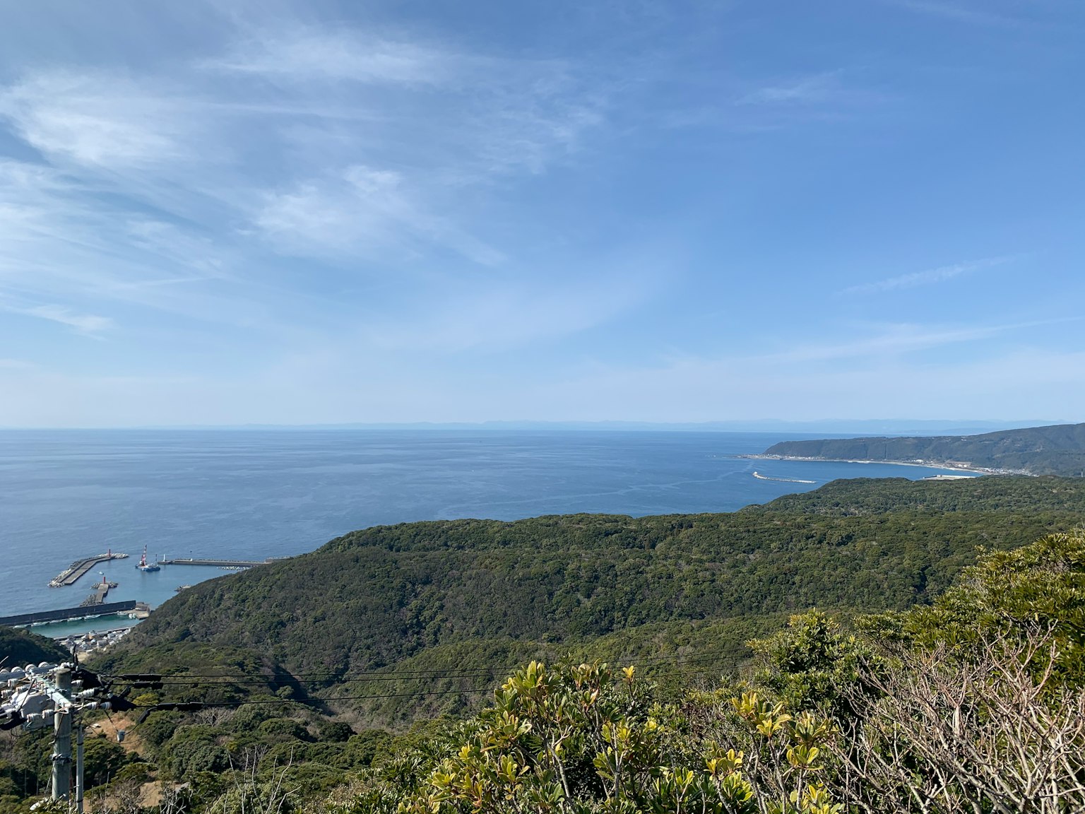 藍色海洋和綠色山丘的全景