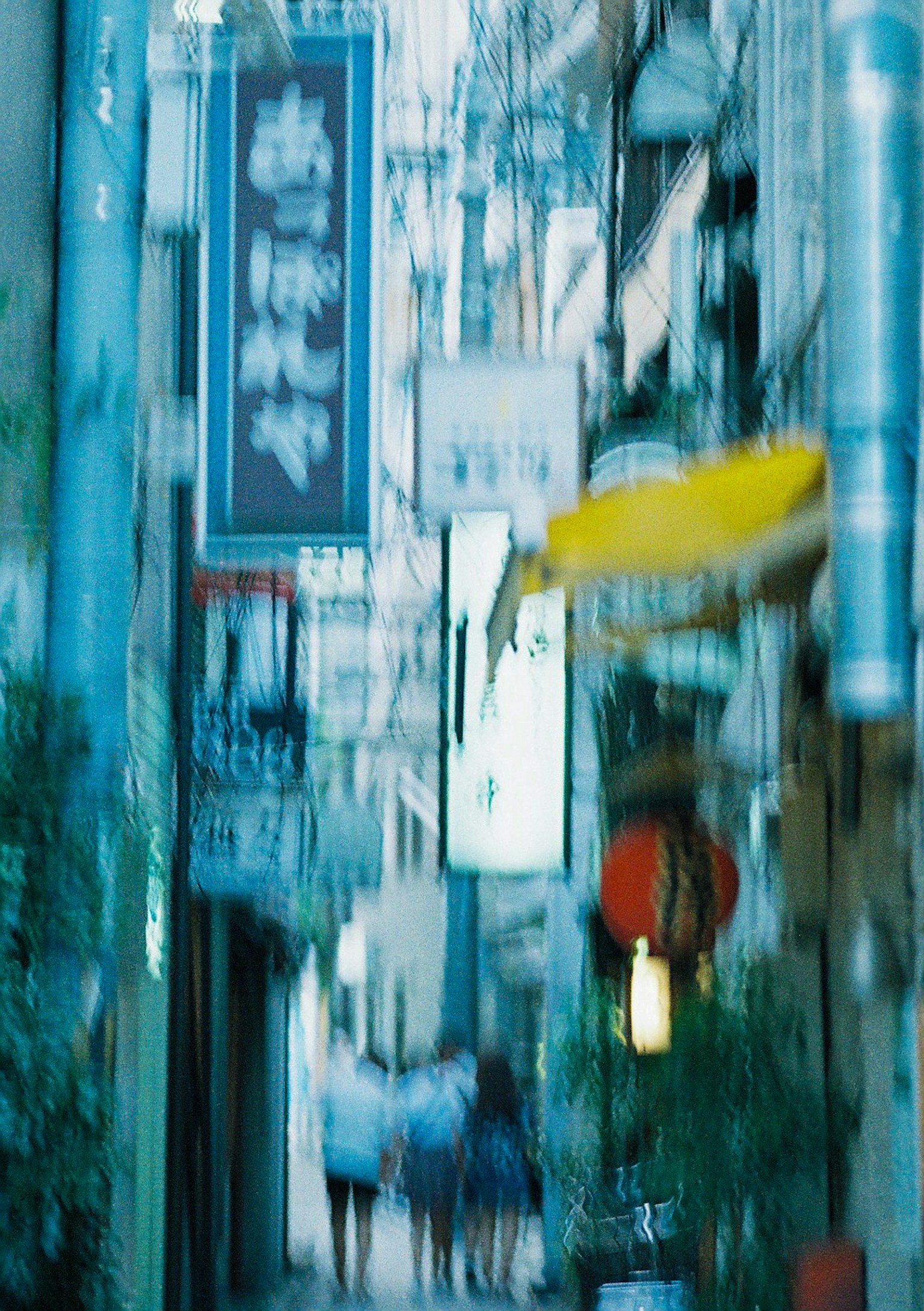 Verschwommene Gasse mit Schildern und Silhouetten von Menschen