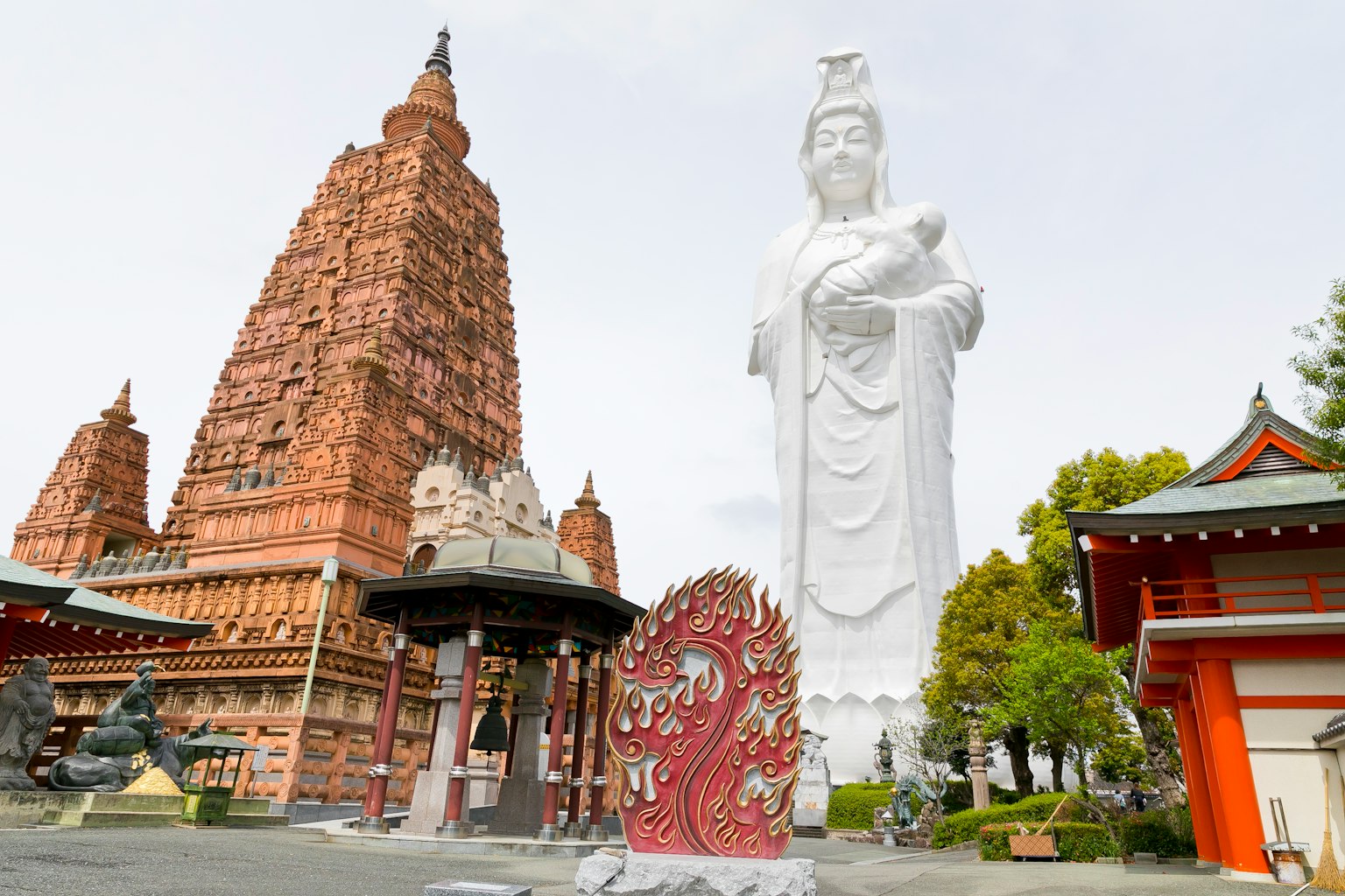 一座大型观音像与寺庙建筑群相邻